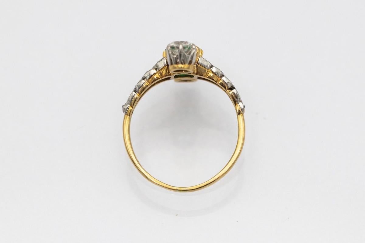 Old European Cut Belle Epoque gold ring with emerald and diamonds, early 20th century. For Sale