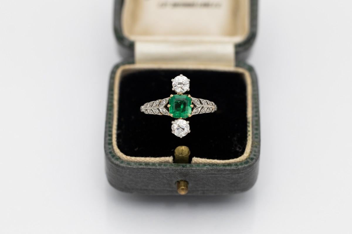 Belle Epoque gold ring with emerald and diamonds, early 20th century. In Good Condition For Sale In Chorzów, PL
