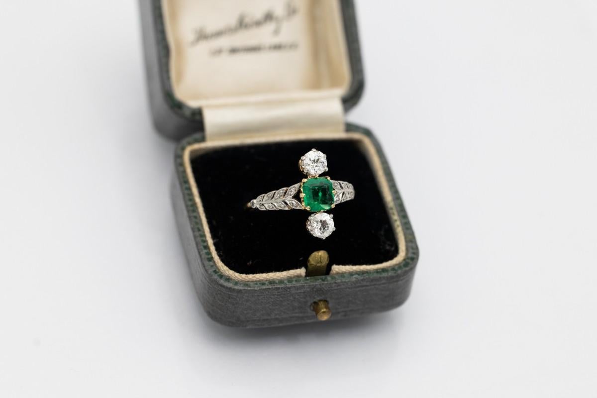 Women's Belle Epoque gold ring with emerald and diamonds, early 20th century. For Sale