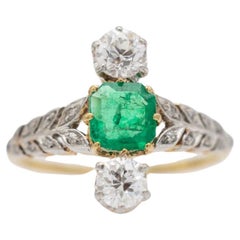 Belle Epoque gold ring with emerald and diamonds, early 20th century.