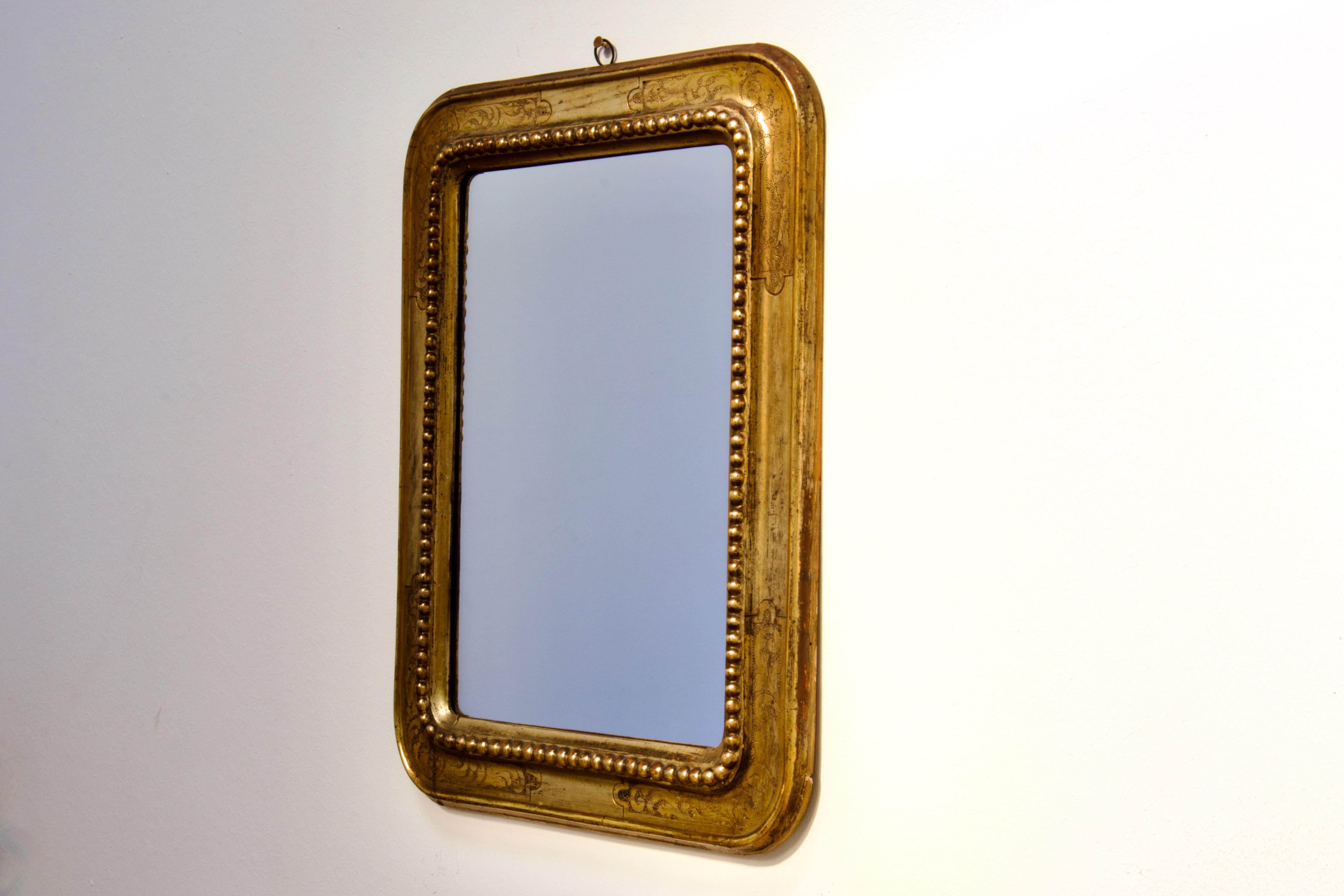 Superbe miroir mural Belle Époque du milieu ou de la fin des années 1800 en Italie. Les proportions exquises, les matériaux les plus nobles, la maîtrise de l'artisanat et les formes organiques illustrent cette période de prospérité économique, où la