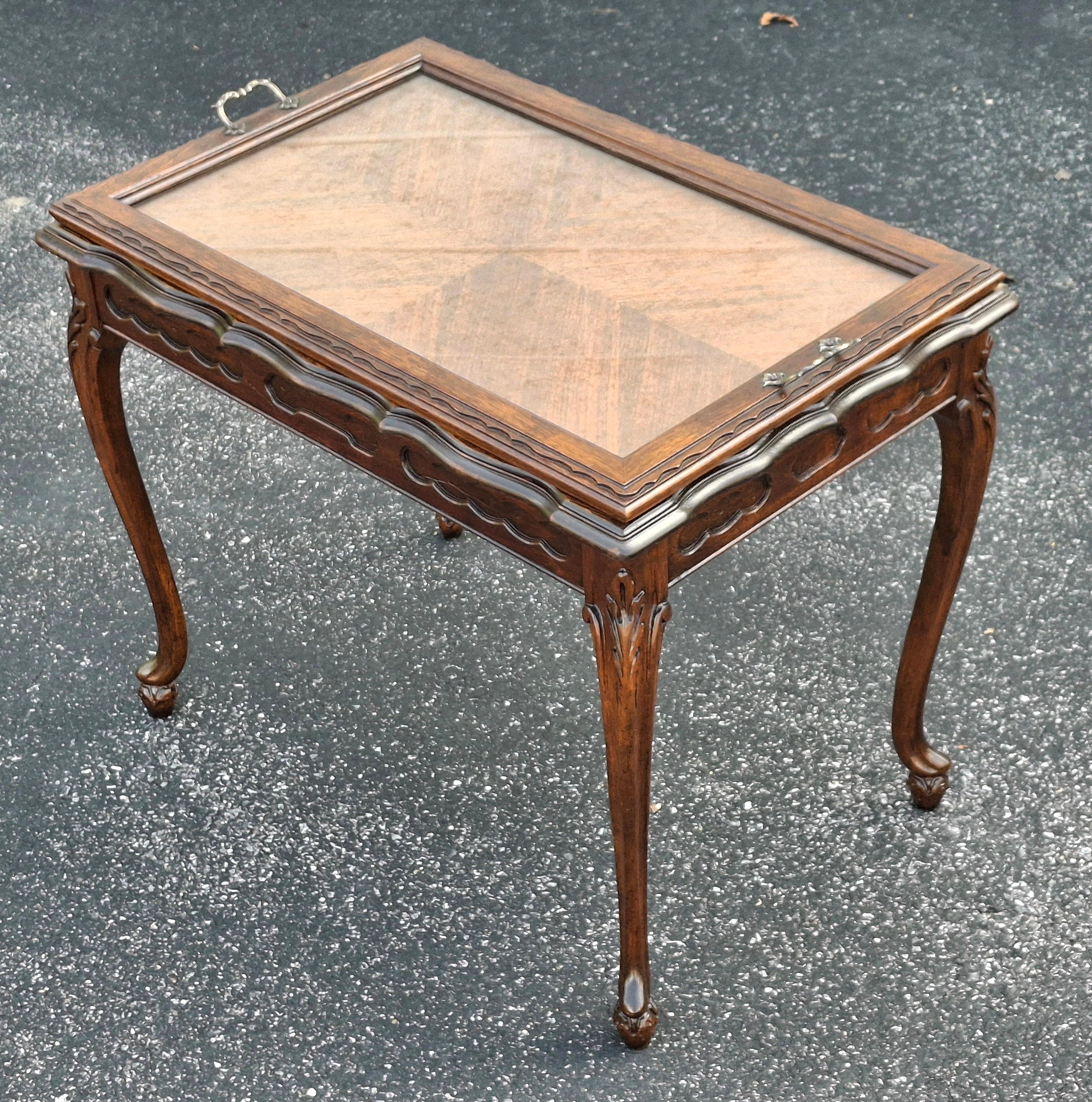 Belle Epoque Louis XV Style Side Table with Glass Serving Tray, Refinished For Sale 3