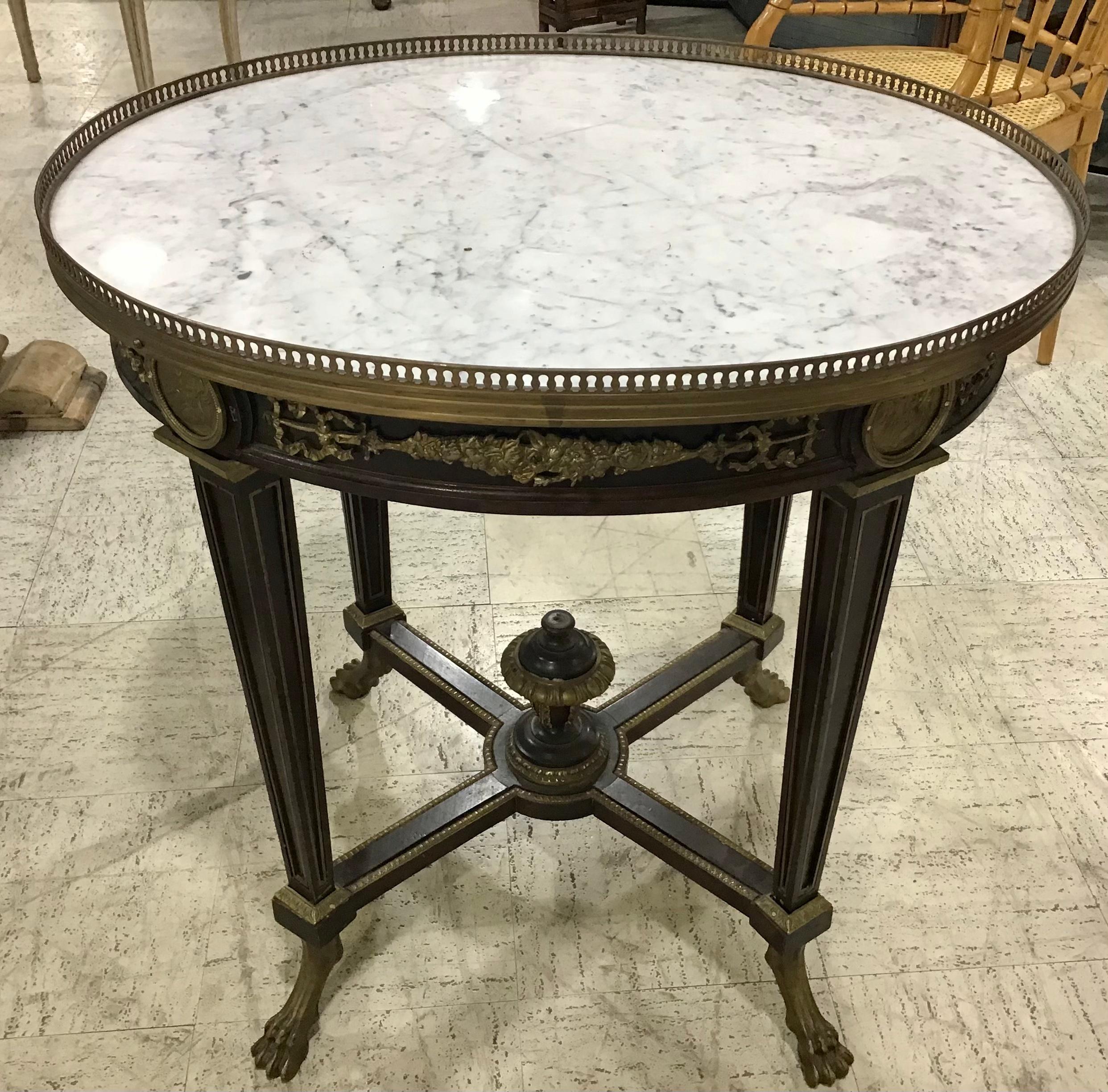Belle Epoque Louis XVI Style Bronze Mounted Oval Side Table For Sale 1