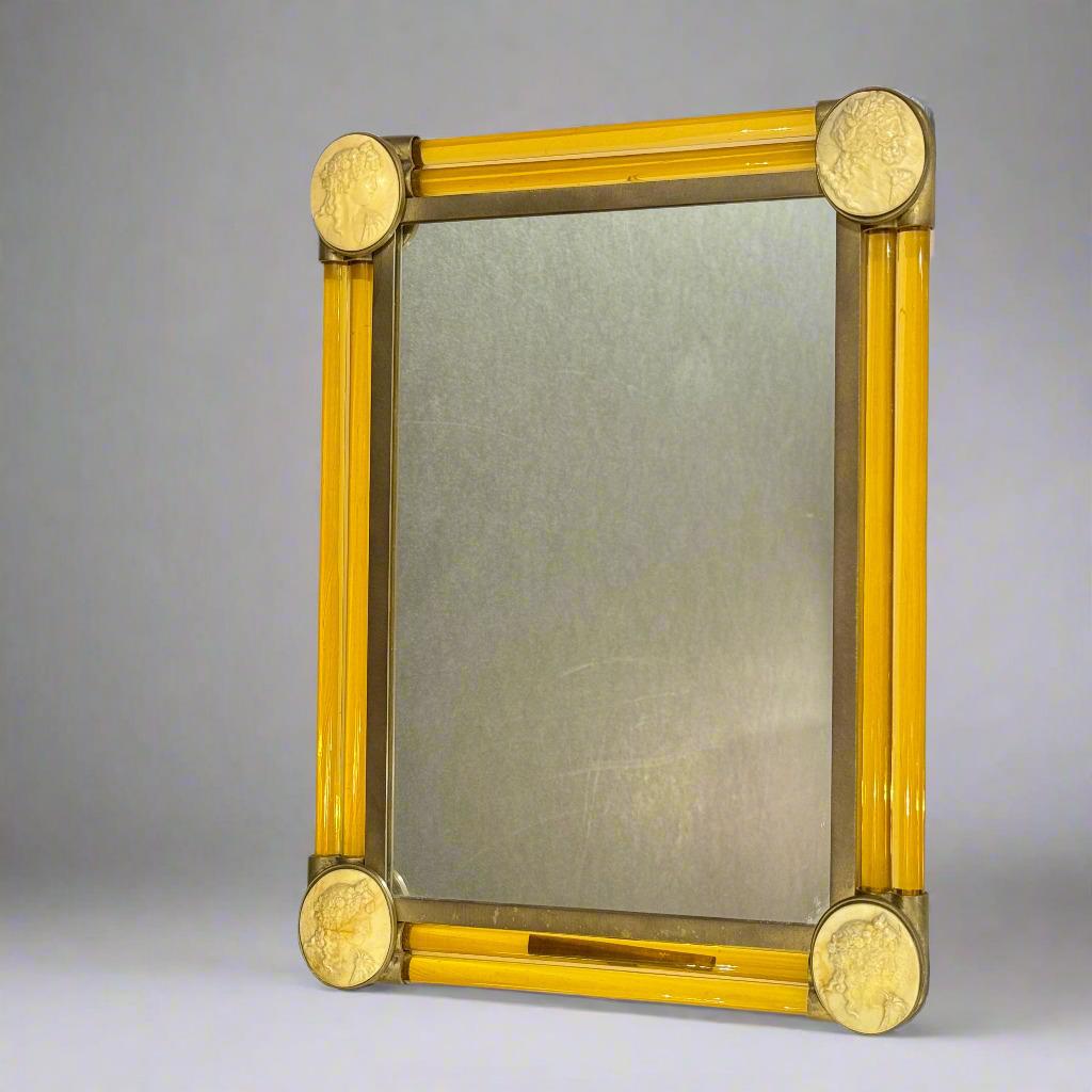 Verre d'art italien à monture Belle Epoque en ambre clair serti de bronze patiné et décoré de quatre camées ovales. Équipé d'un miroir.