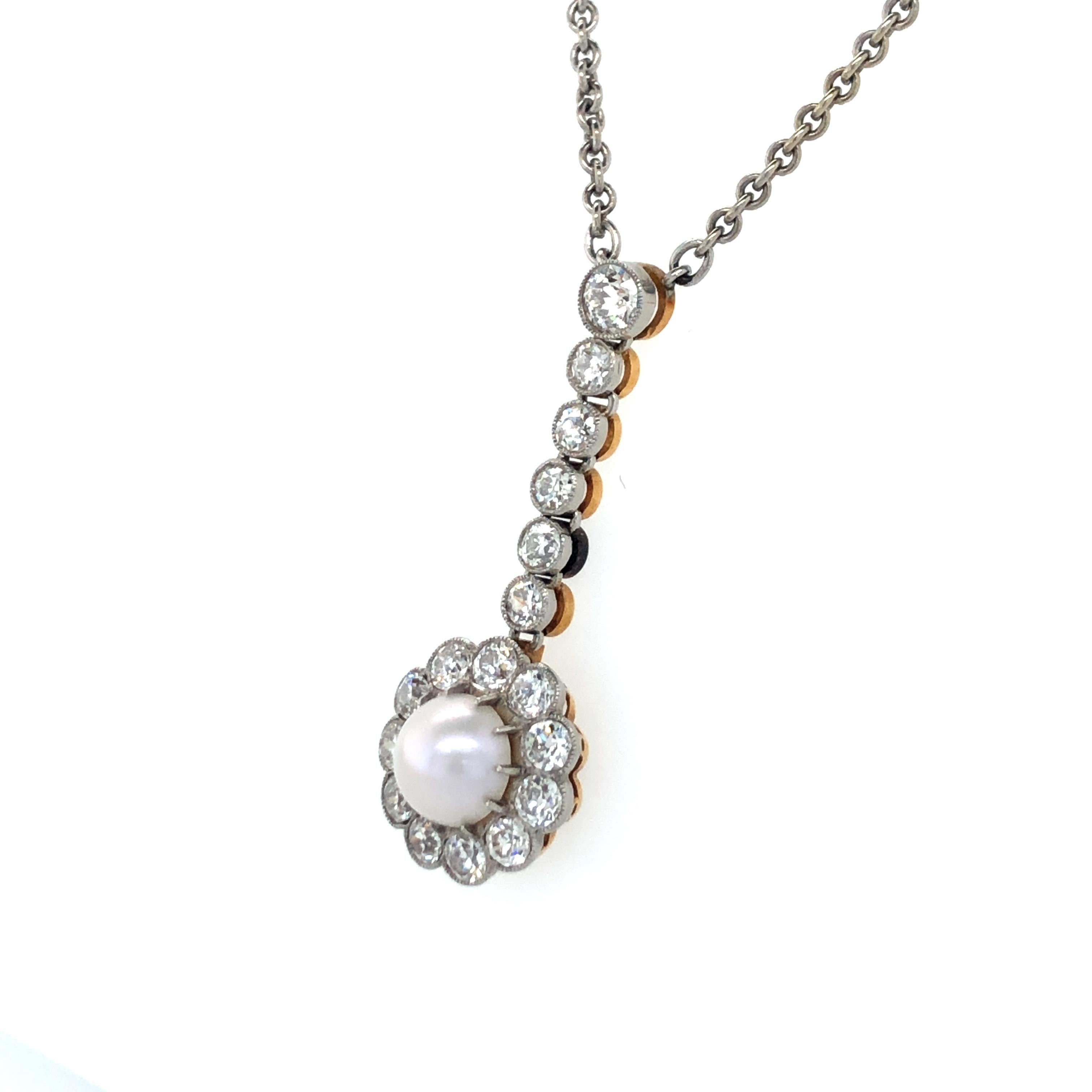This charming Belle Époque pendant necklace features a white half pearl of 6.6 mm in diameter, set in 11 delicate prongs and surrounded by 11 Old European cut diamonds of H/I colour and si claritiy. This beautiful pearl and diamond flower is