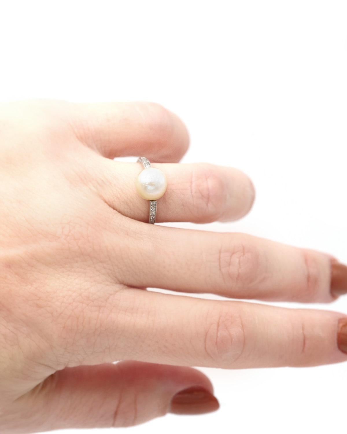 Grezzo Anello Belle Epoque con perle naturali d'acqua salata e diamanti in 18 carati e platino in vendita