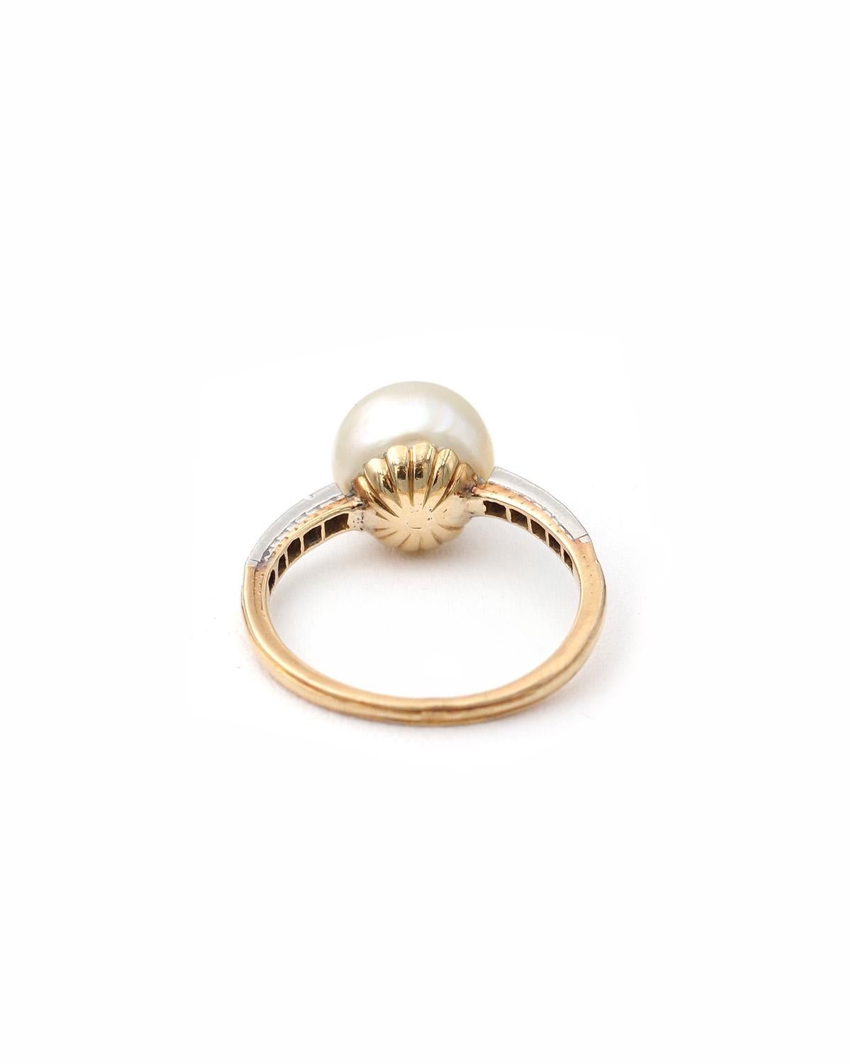 Anello Belle Epoque con perle naturali d'acqua salata e diamanti in 18 carati e platino in vendita 1
