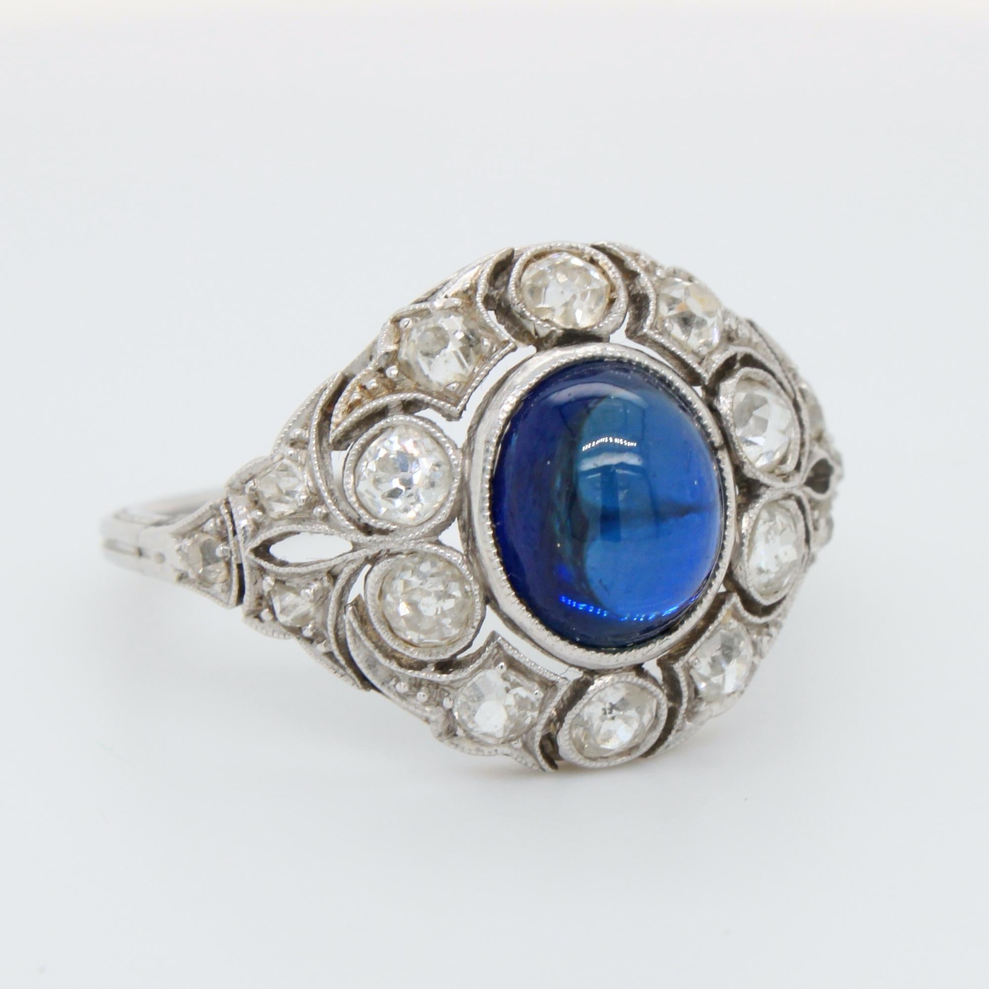 A beautiful sapphire cabochon and old cut diamonds ring from the Belle Époque period in platinum, ca. 1910s.

The centre stone is a natural, not heated, sapphire and weighs approximately 2.5 carats. It has a vivid royal blue colour and is a very