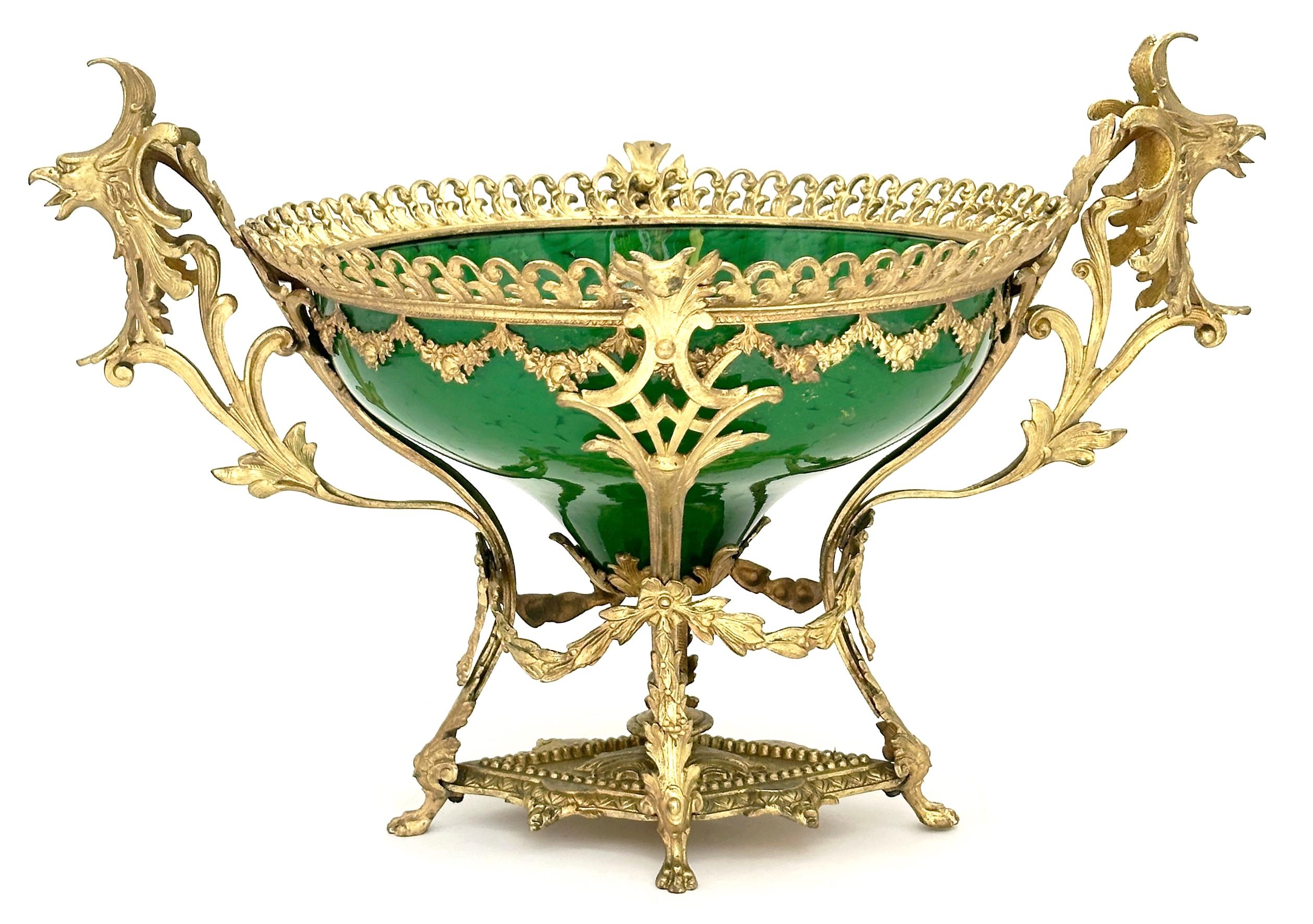 Centrotavola in vetro artistico stile Belle Époque con montatura in Ormolu, Loetz Glass, 1890 ca.

Un'impressionante ciotola da centrotavola Belle Époque con un inserto in vetro artistico marmorizzato verde vivo nello stile di Loetz, montato in modo