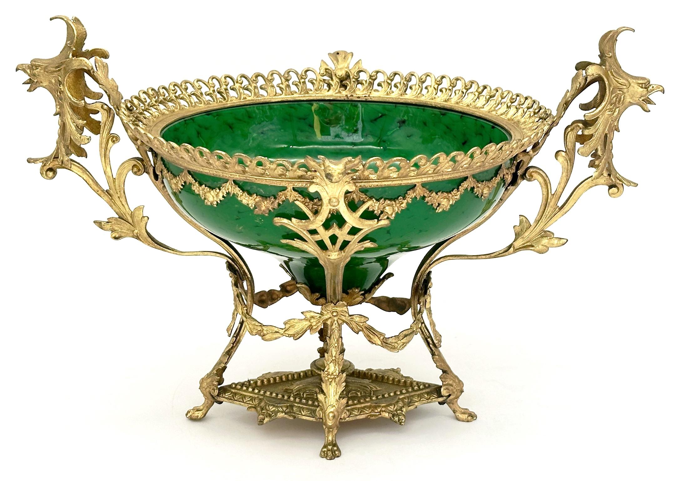 Austriaco Centrotavola in vetro artistico in stile Loetz Glass della Belle Époque con montatura in ormù, 1890 circa in vendita