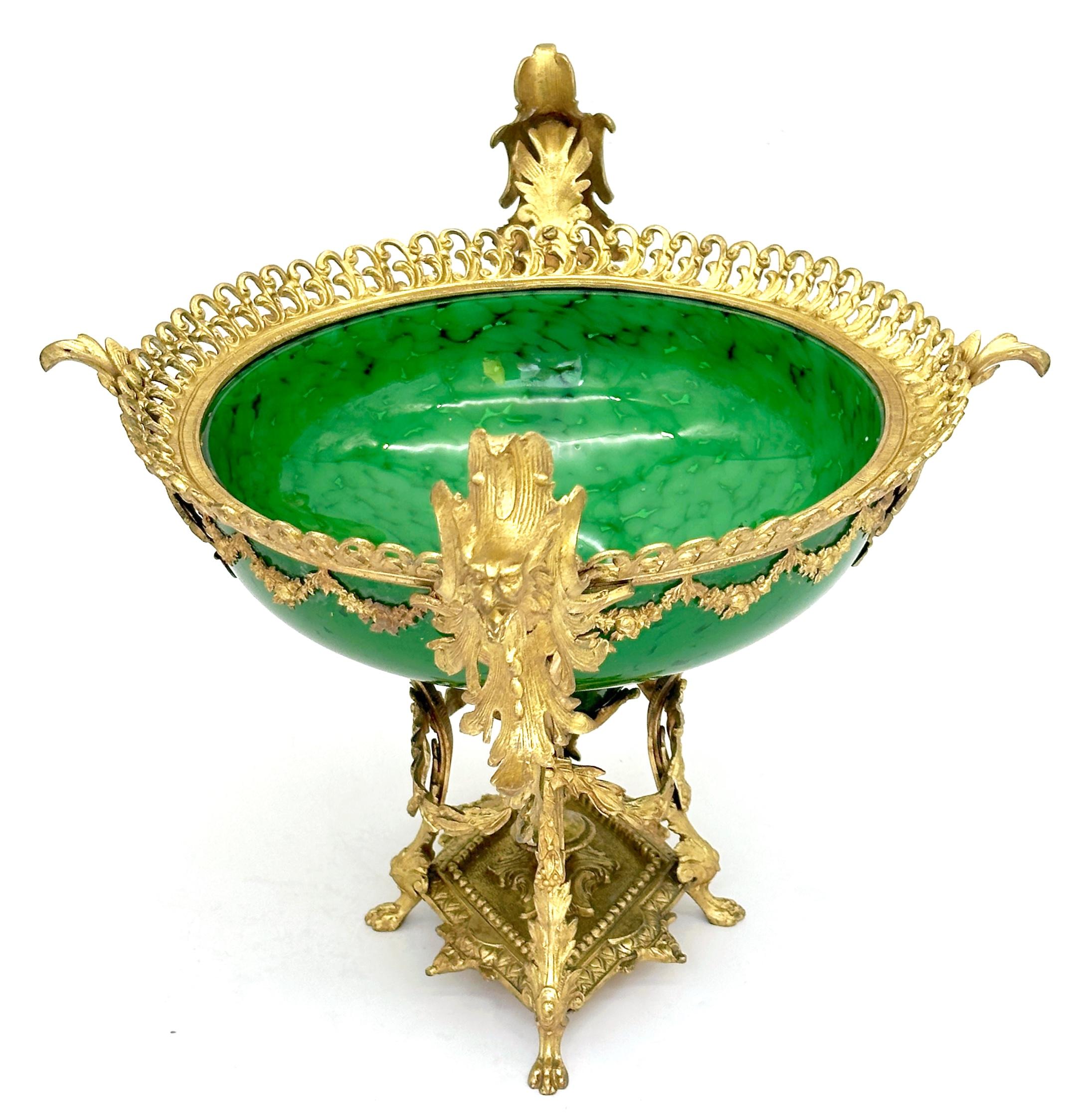 Centrotavola in vetro artistico in stile Loetz Glass della Belle Époque con montatura in ormù, 1890 circa In condizioni buone in vendita a West Palm Beach, FL