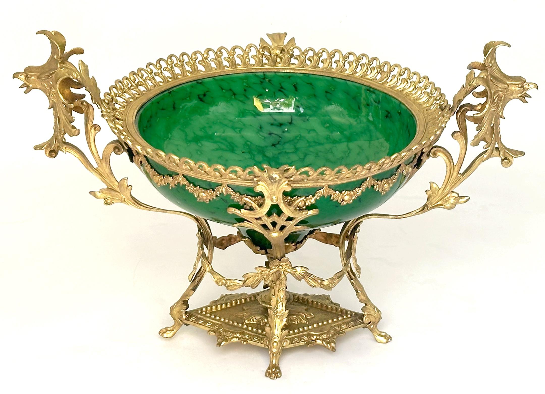XX secolo Centrotavola in vetro artistico in stile Loetz Glass della Belle Époque con montatura in ormù, 1890 circa in vendita