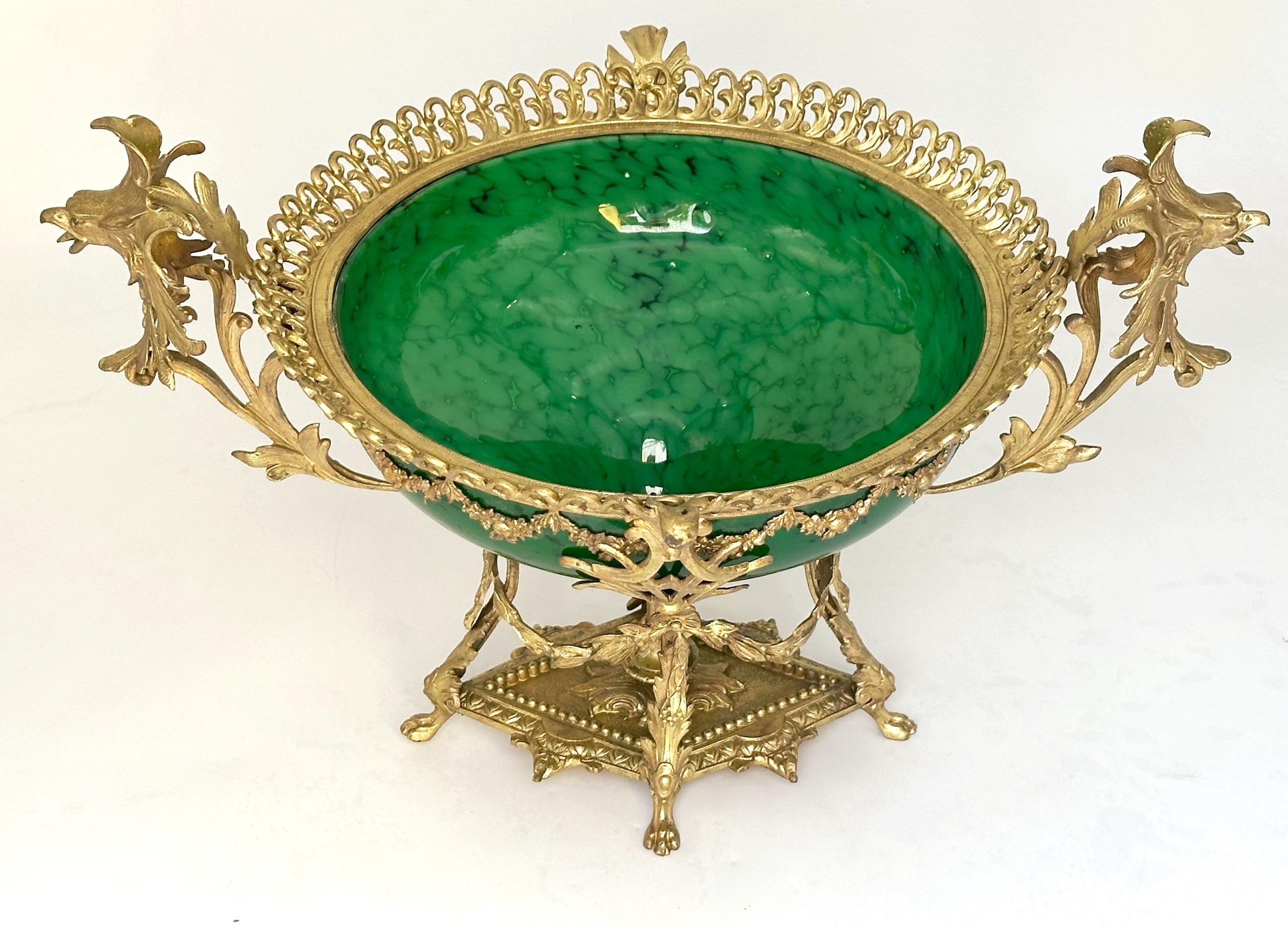 Vetro artistico Centrotavola in vetro artistico in stile Loetz Glass della Belle Époque con montatura in ormù, 1890 circa in vendita