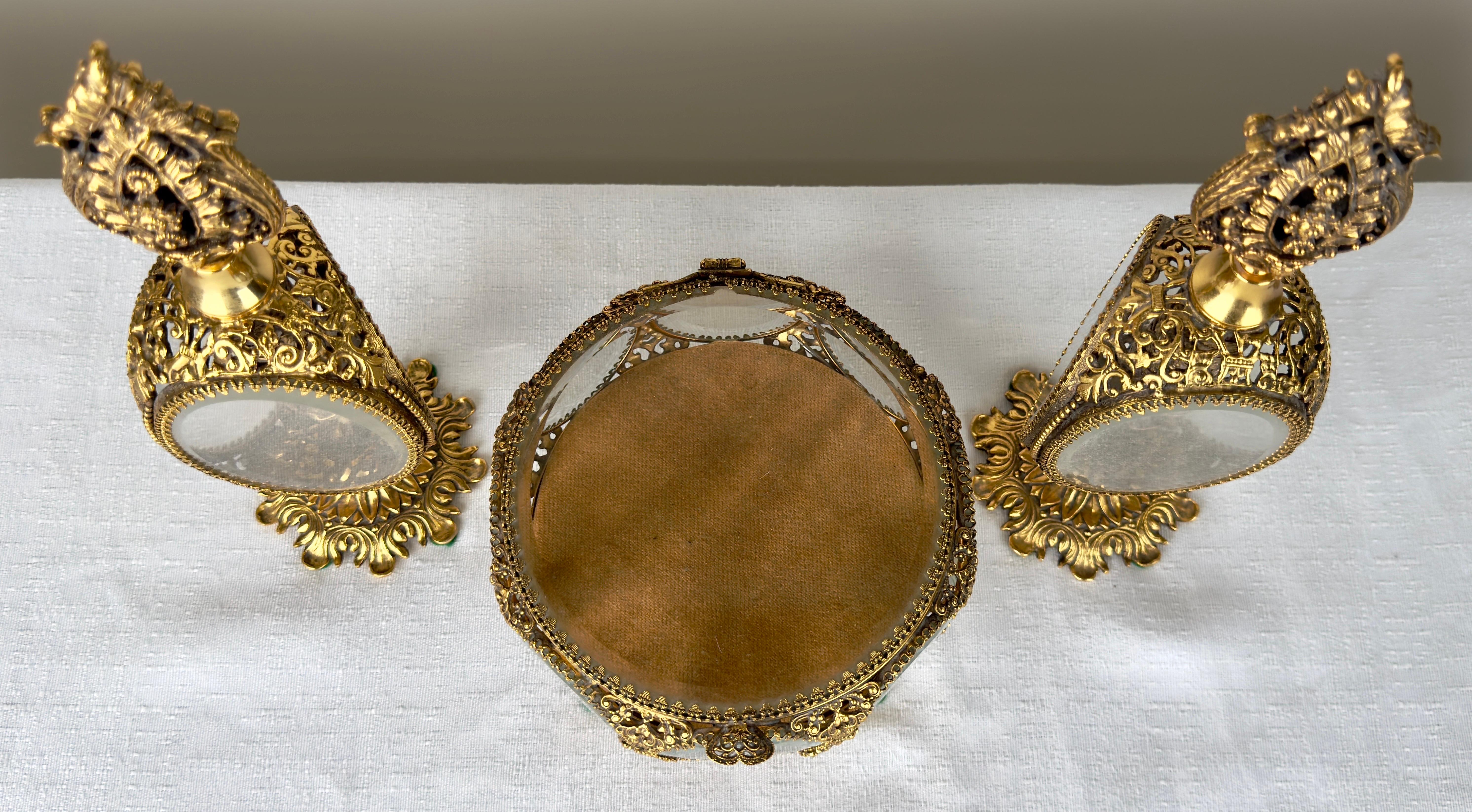 Européen Bouteilles de parfum et boîte à bijoux en filigrane ornée de bronze doré Belle Époque, ensemble de 3 pièces en vente
