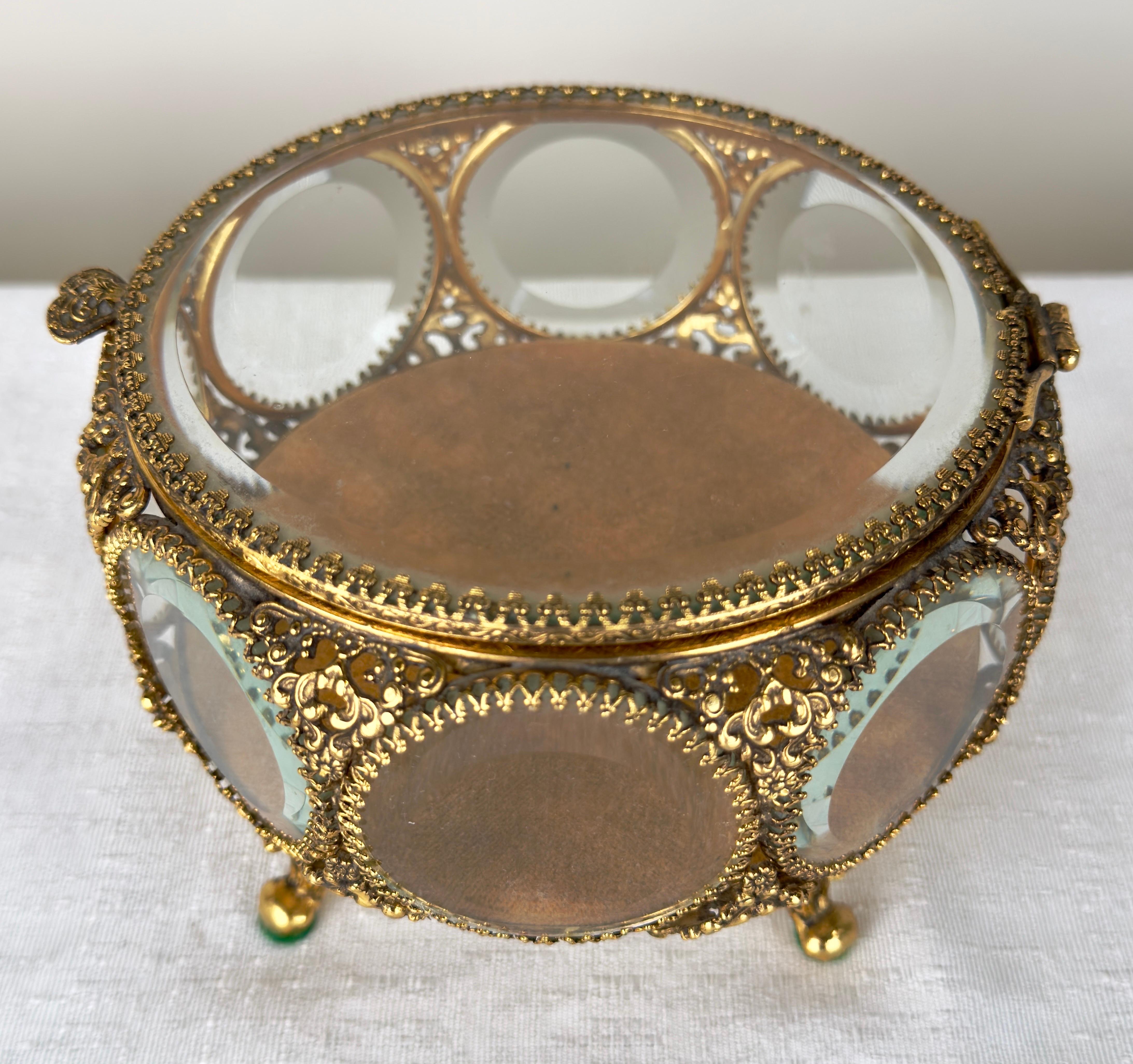 Fait main Bouteilles de parfum et boîte à bijoux en filigrane ornée de bronze doré Belle Époque, ensemble de 3 pièces en vente