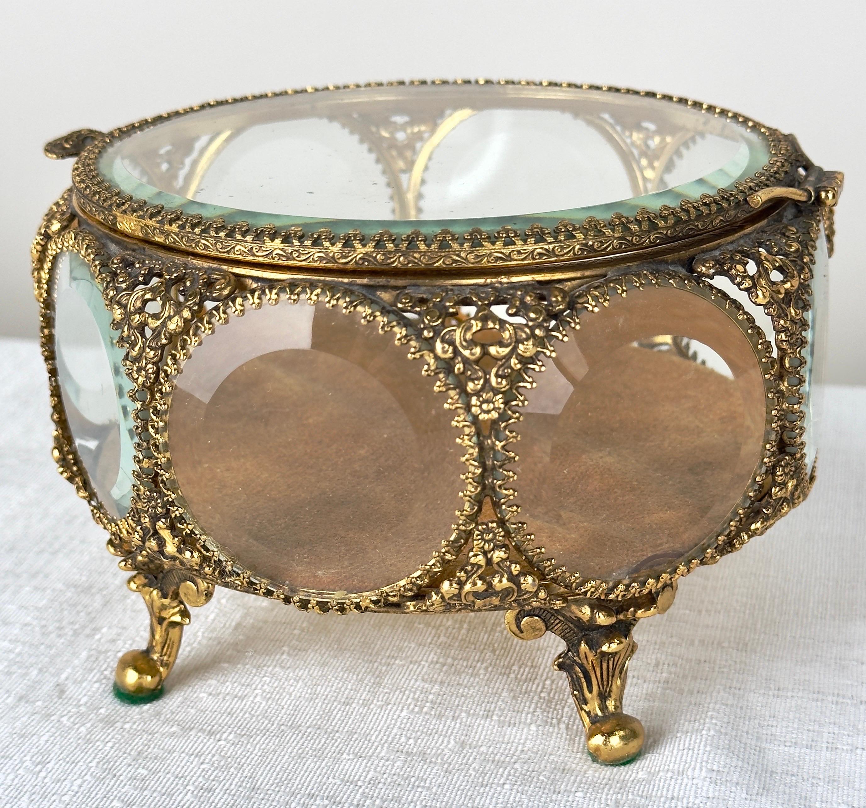 Bouteilles de parfum et boîte à bijoux en filigrane ornée de bronze doré Belle Époque, ensemble de 3 pièces Bon état - En vente à Plainview, NY