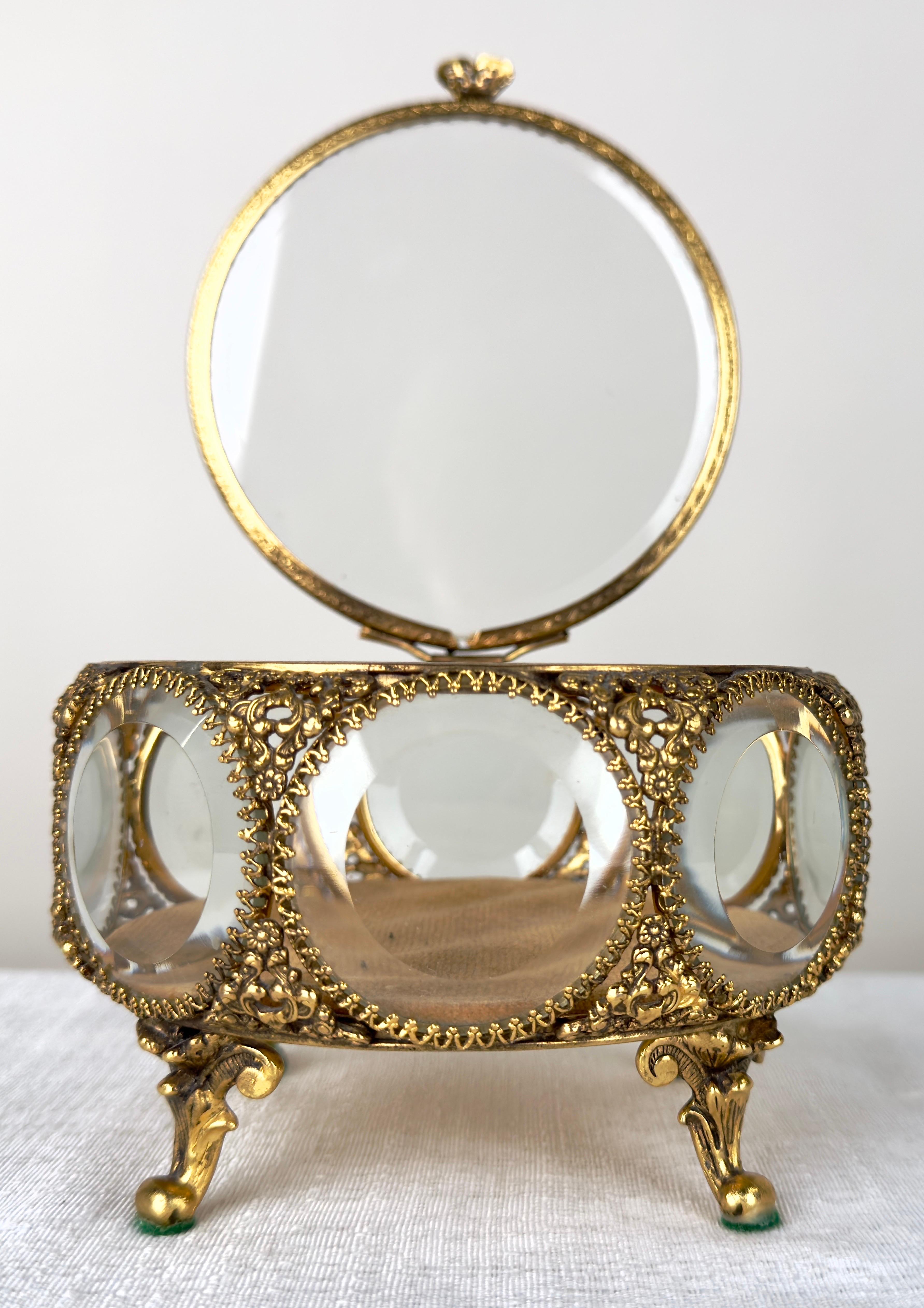XIXe siècle Bouteilles de parfum et boîte à bijoux en filigrane ornée de bronze doré Belle Époque, ensemble de 3 pièces en vente