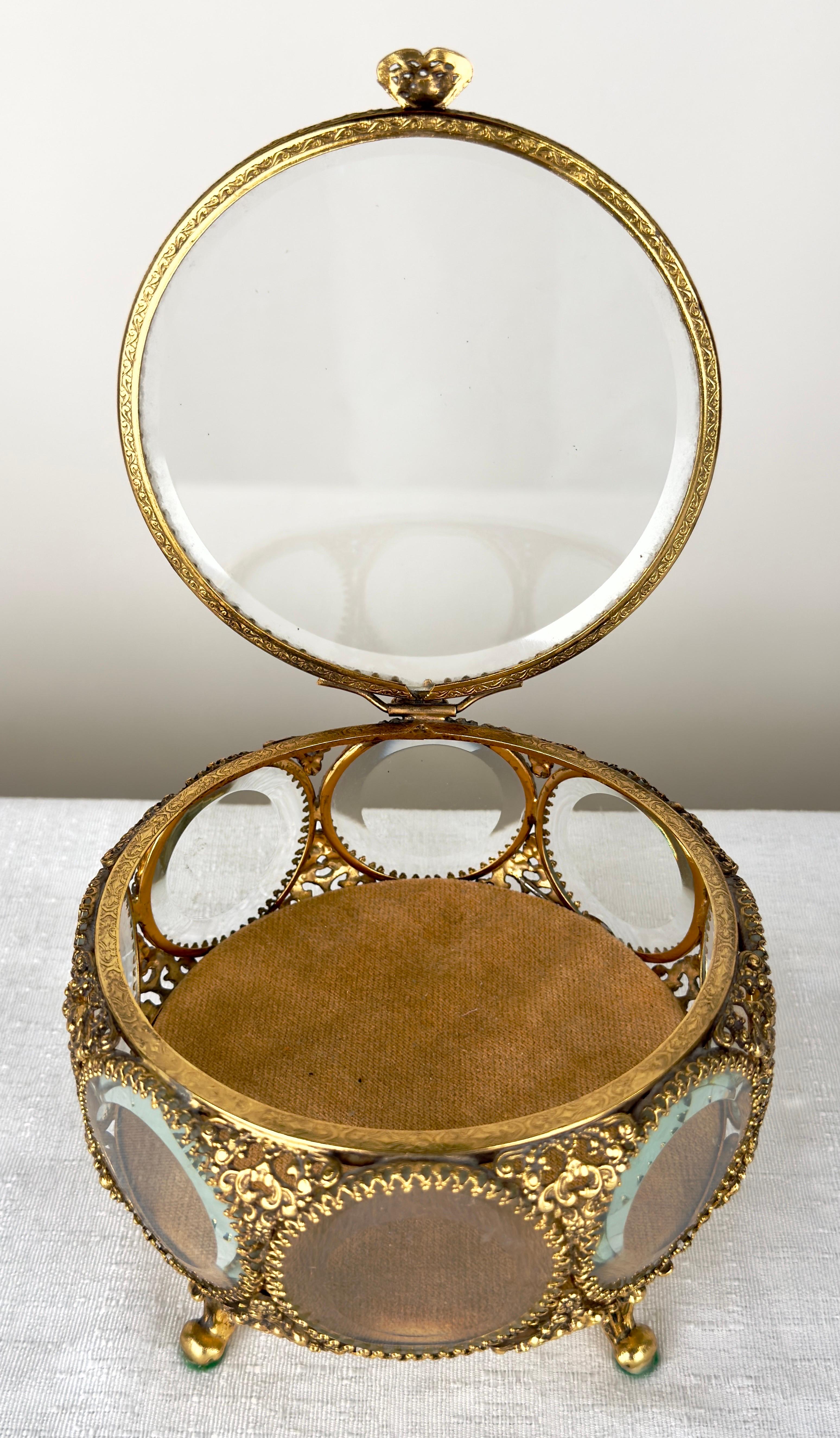 Verre Bouteilles de parfum et boîte à bijoux en filigrane ornée de bronze doré Belle Époque, ensemble de 3 pièces en vente