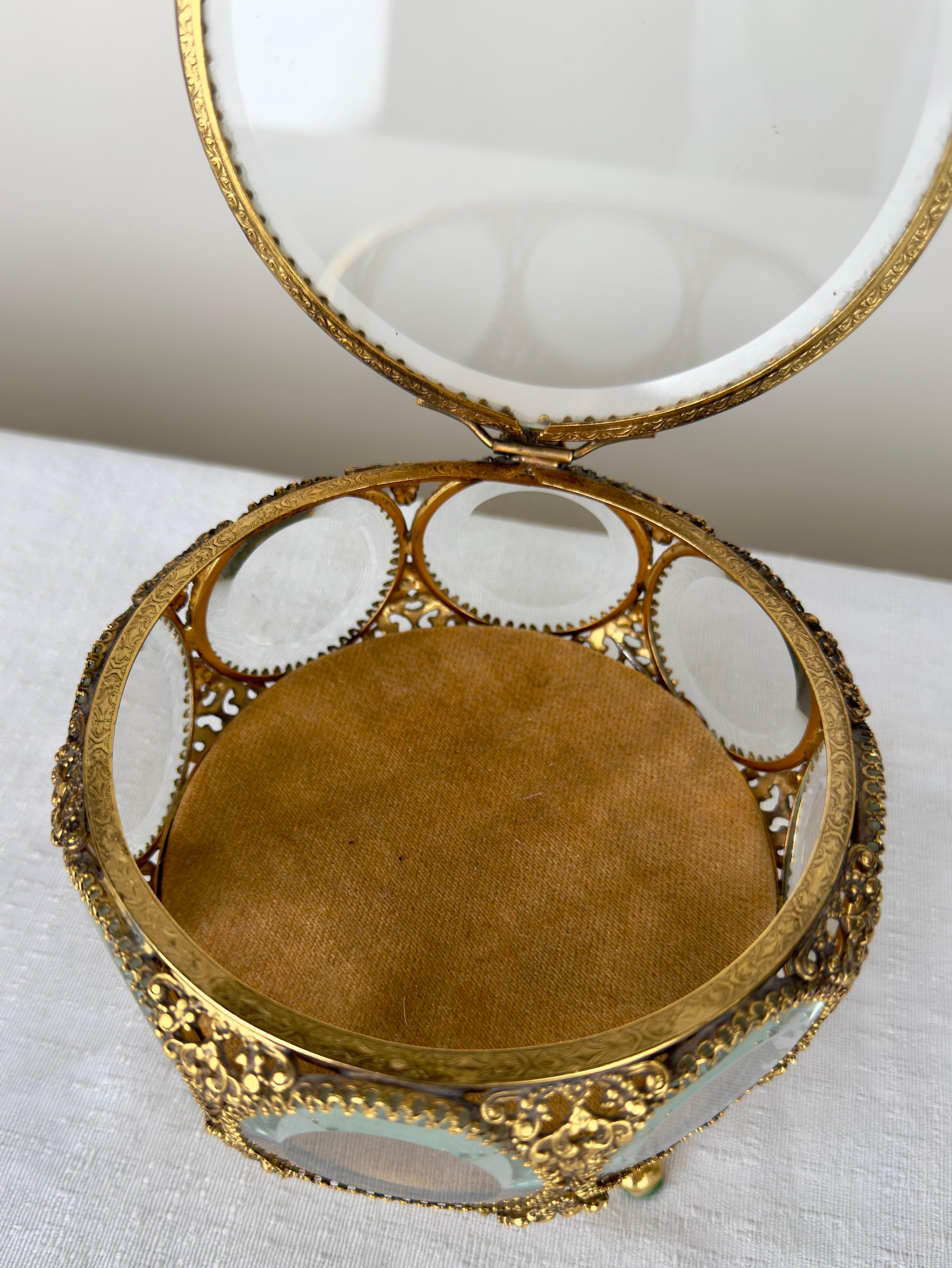 Bouteilles de parfum et boîte à bijoux en filigrane ornée de bronze doré Belle Époque, ensemble de 3 pièces en vente 1