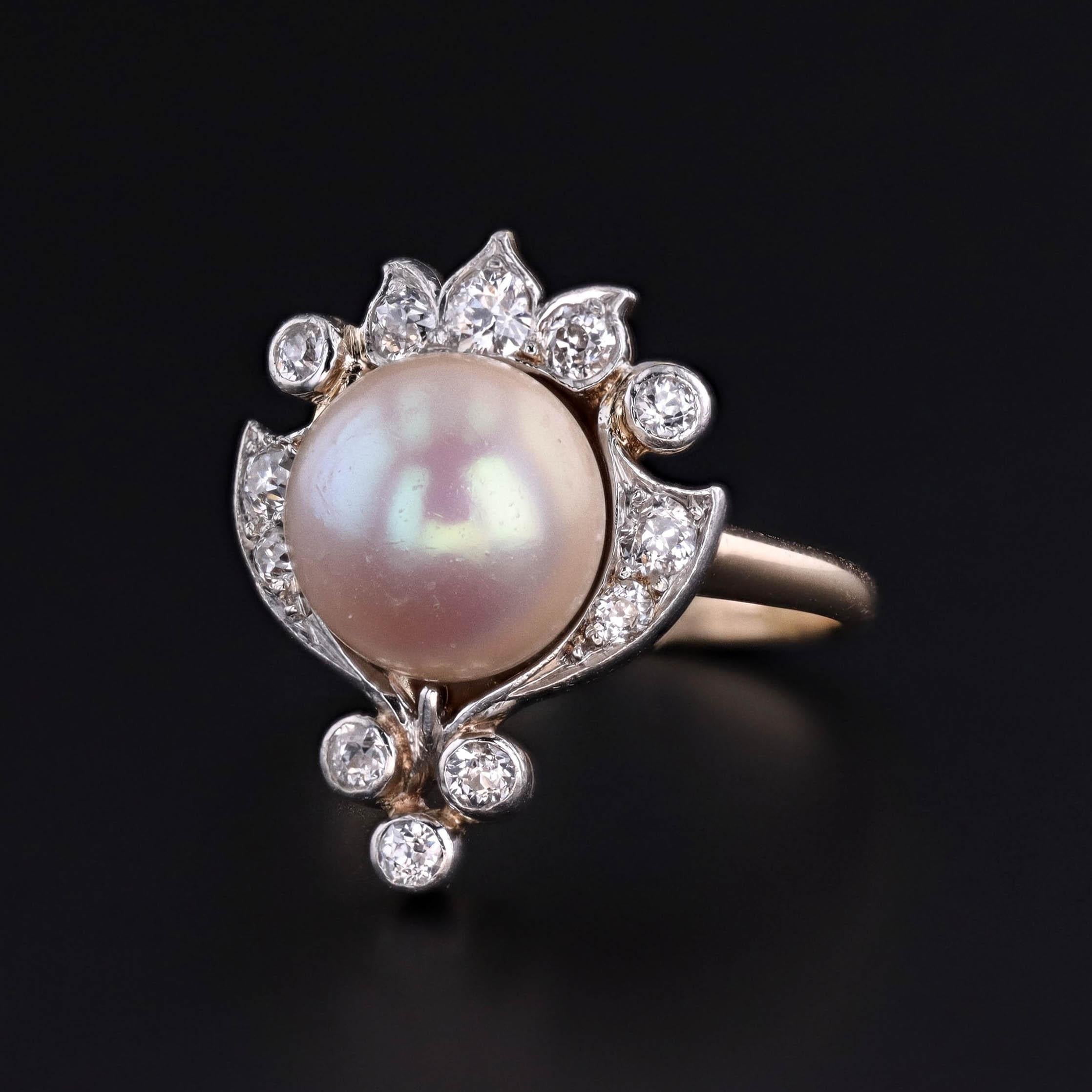 Squisito e romantico, questo anello Belle Époque (circa 1900) è incentrato su una luminosa perla d'acqua dolce bianca di 9 mm con un tenue tono di rosa, incorniciata da scintillanti diamanti di taglio europeo antico. L'uso del platino sulla