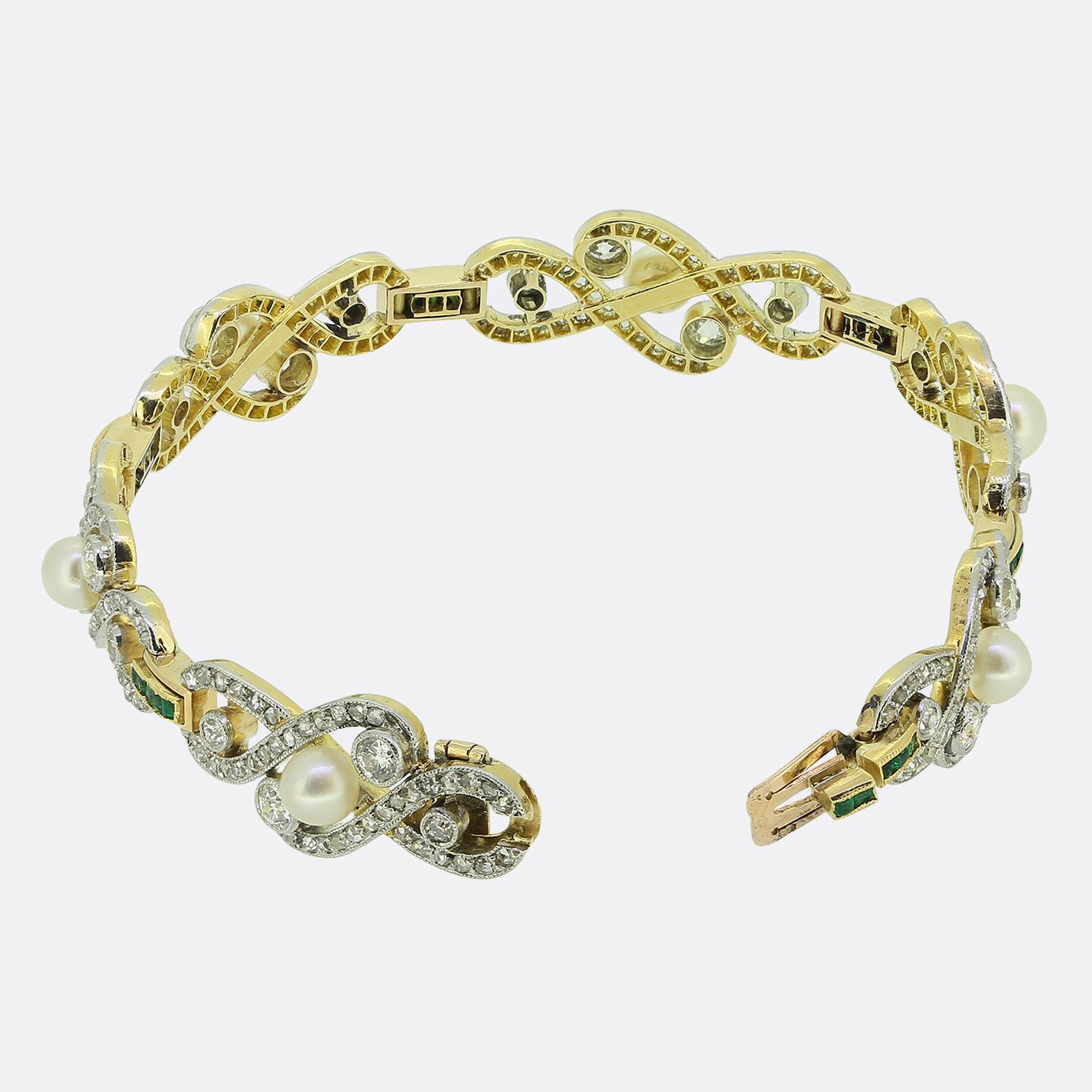 Hier haben wir ein atemberaubendes antikes Armband aus 18 Karat Gelbgold und Platin. Dieses Stück aus der Belle Époque zeigt ein kompliziertes, durchbrochenes Design mit natürlichen, glänzenden weißen Perlen als Hauptsteinen, die elegant mit