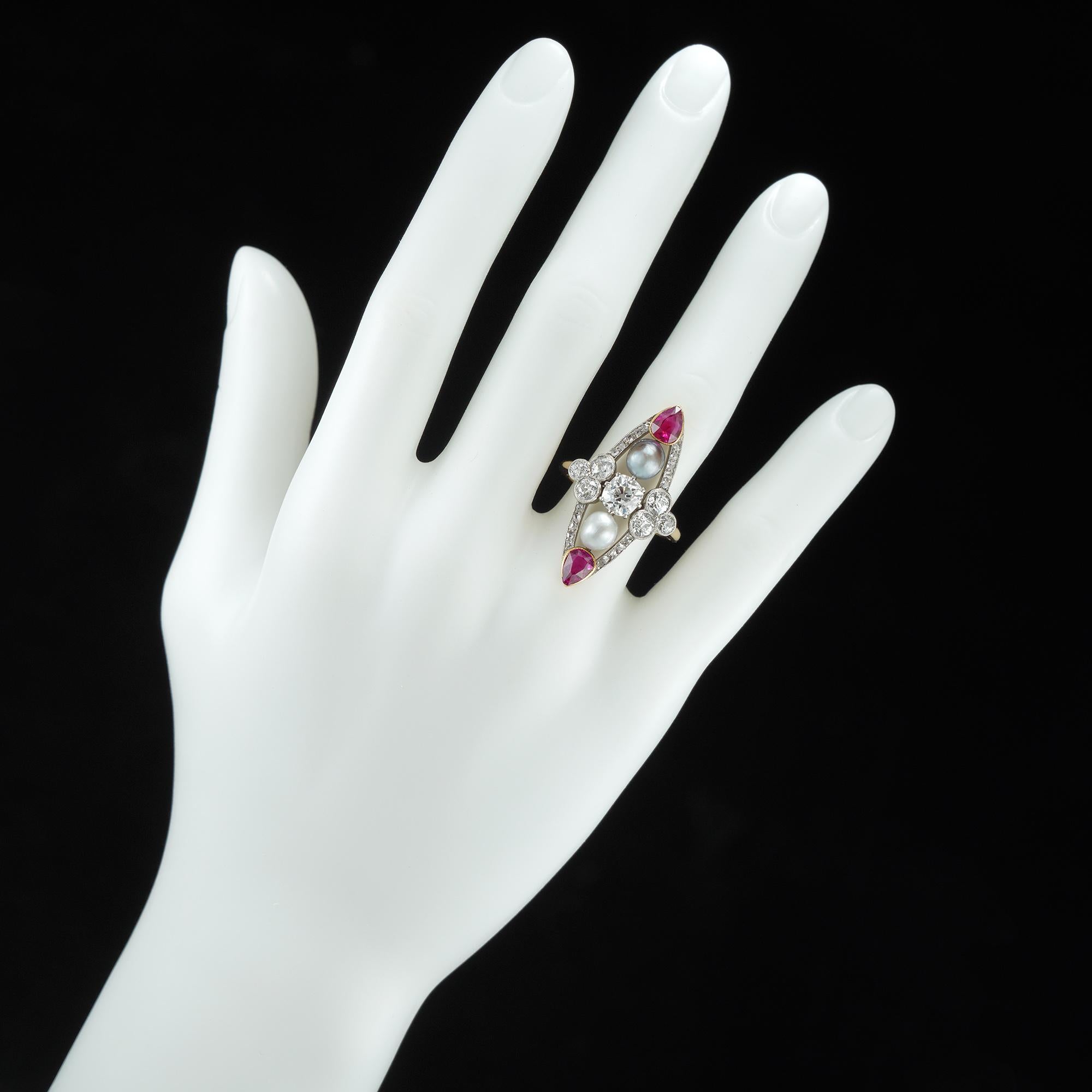 Ring mit Perlen, Rubinen und Diamanten aus der Belle Epoque (Alteuropäischer Schliff) im Angebot