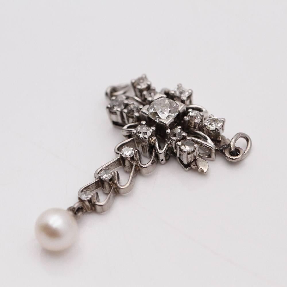 Original antique pendant in white gold for woman, it also has the function of closing an antique pearl chain  14 antique cut diamonds weighing approx. 0,25ct.  6,1m natural pearl  18kt white gold  6,90 grams  This pendant is in a very good state of
