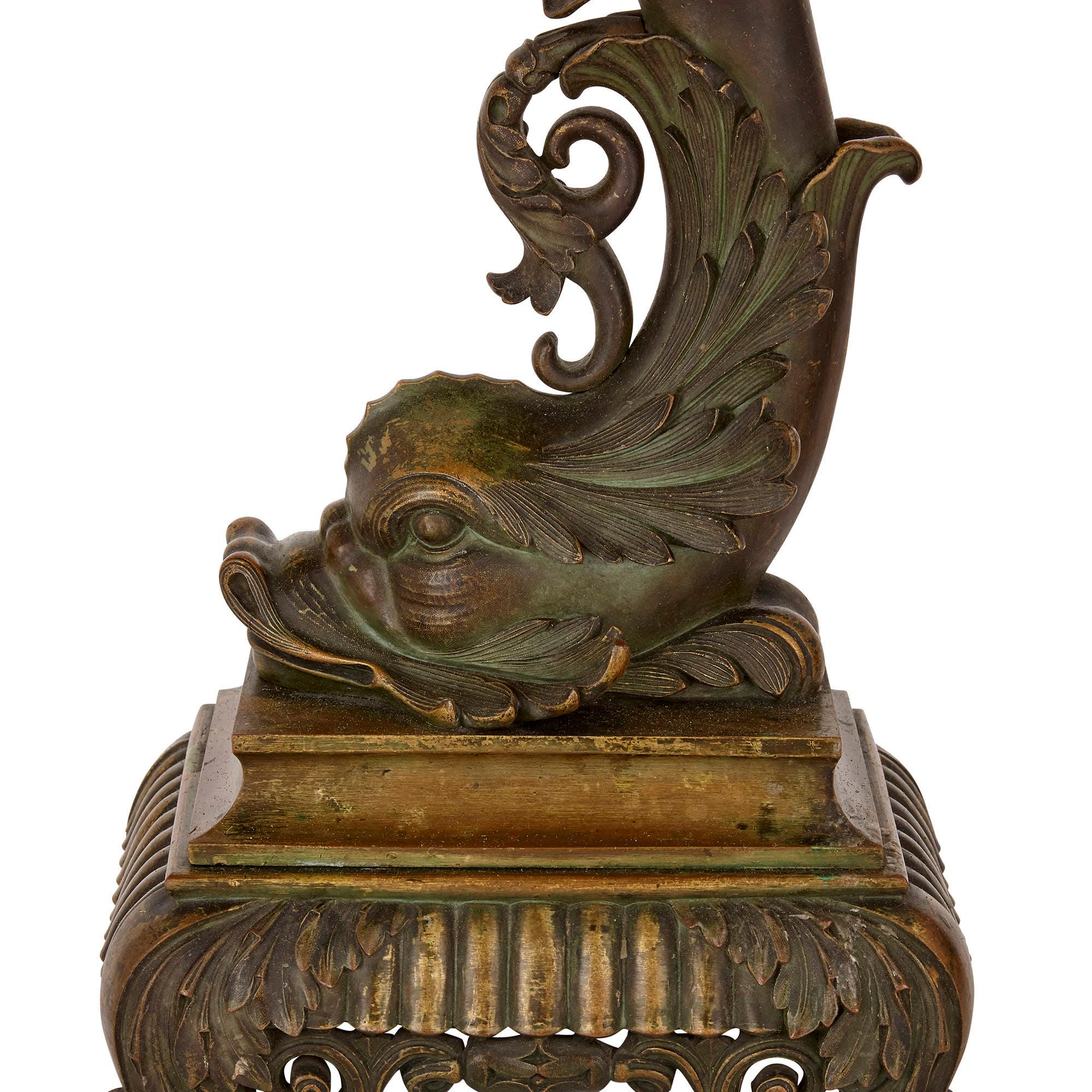 Diese Kandelaber repräsentieren das französische Design des 19. Jahrhunderts in seiner verspieltesten und originellsten Form. Sie sind aus vergoldeter Bronze in Form von stark stilisierten Delphinen modelliert. Die Kandelaber haben jeweils sieben