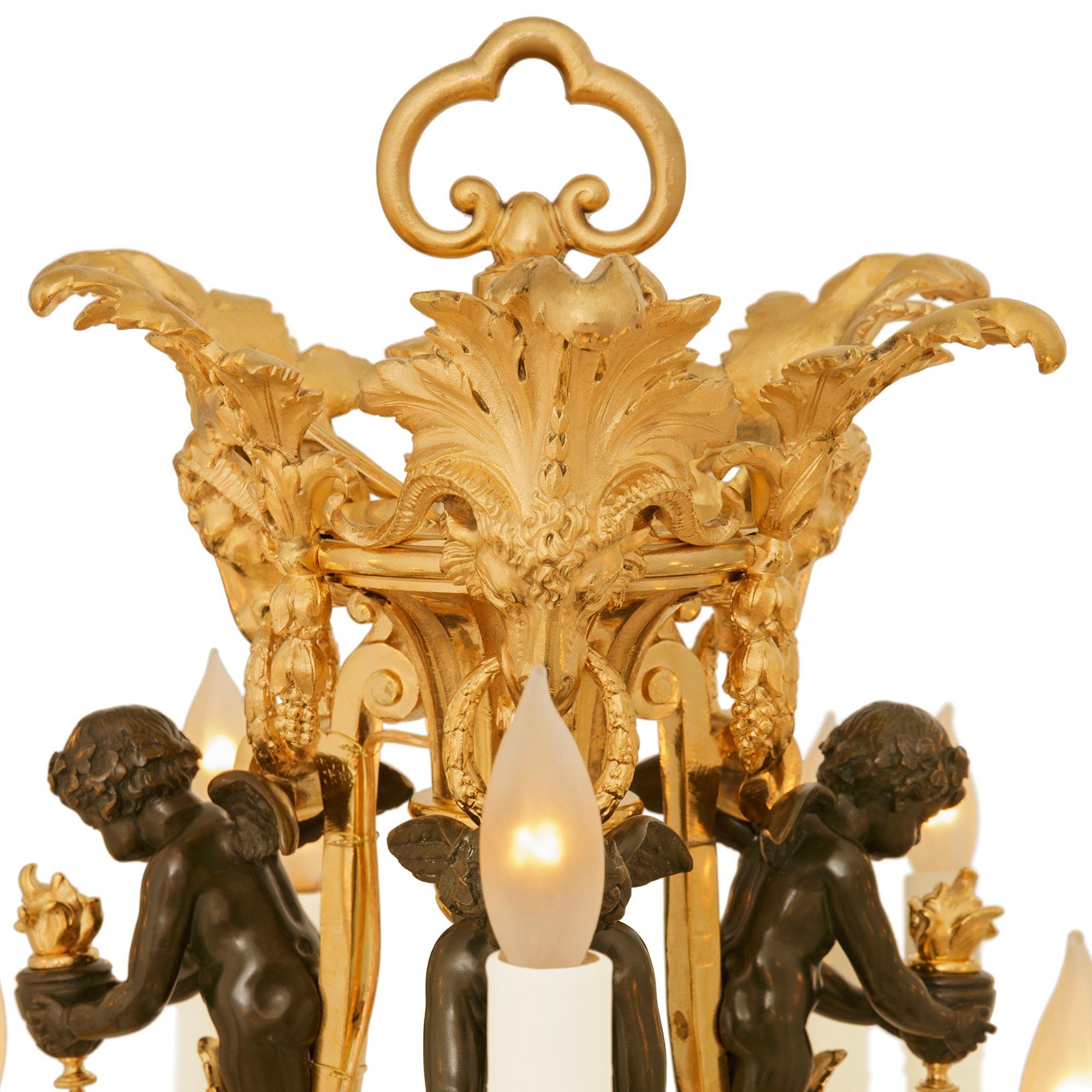 Francese Lampadario in ormolu e bronzo patinato del periodo Belle Epoque Louis XV st. in vendita