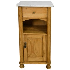 Table de nuit/armoire à pots en pin Belle Époque avec plateau en marbre de Carrare blanc
