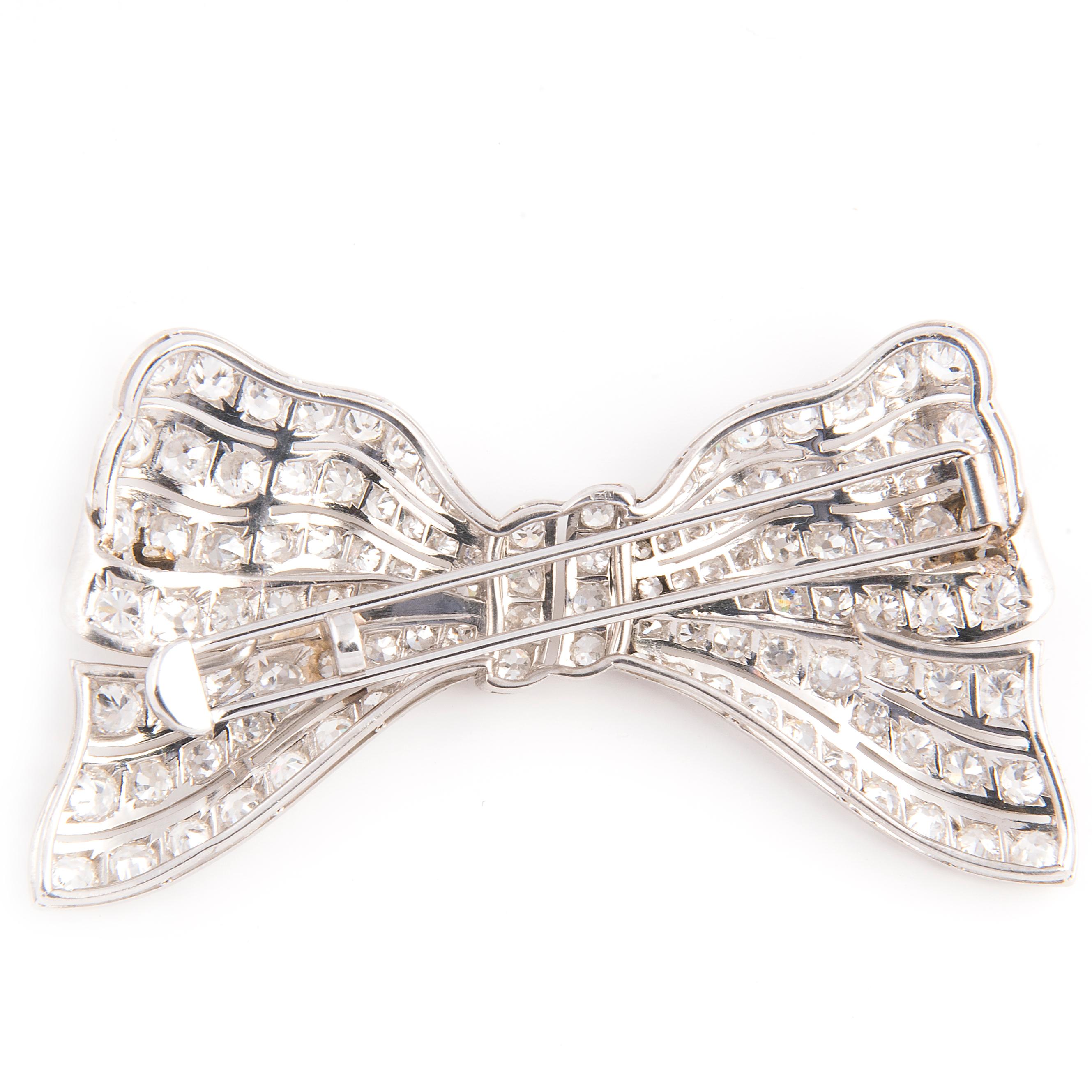 Very chique hair clip in the shape of a bow, platinum set with diamonds
French hallmark
France, Belle Époque, ca 1900