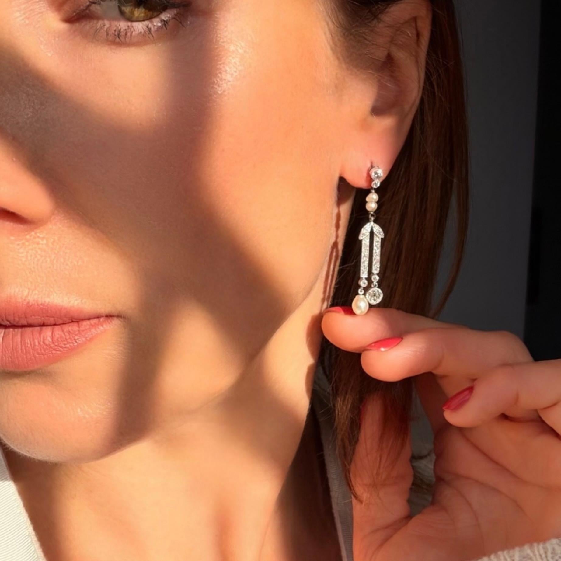 Orecchini Belle Époque in platino con diamanti e perle naturali in vendita 6