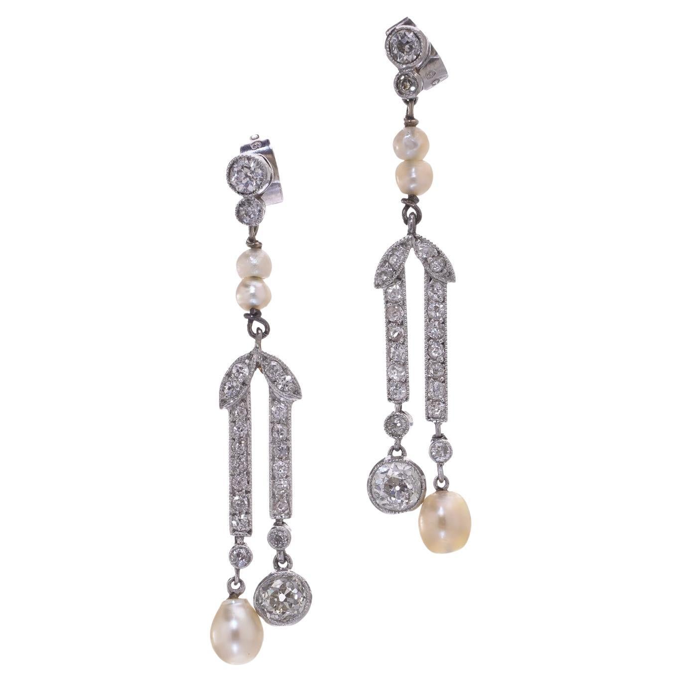 Orecchini Belle Époque in platino con diamanti e perle naturali in vendita
