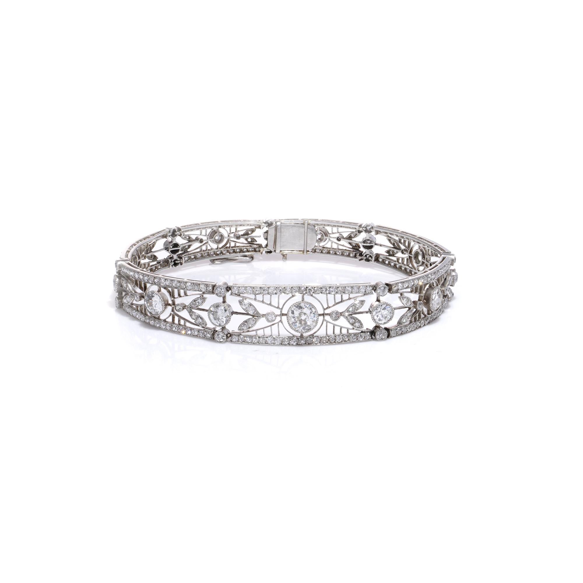Belle Époque Platinum open-work link bracelet set with 4.15 cts of diamonds  In Excellent Condition For Sale In Braintree, GB
