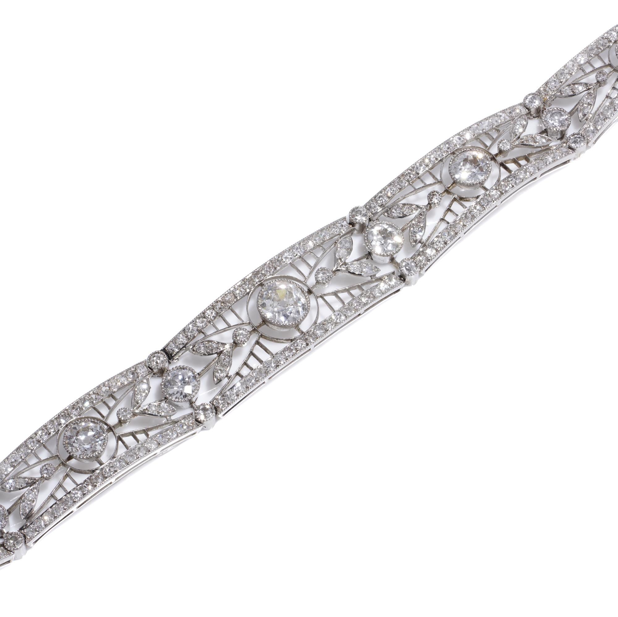 Belle Époque Durchbrochenes Gliederarmband aus Platin, besetzt mit 4,15 Karat Diamanten  Damen im Angebot