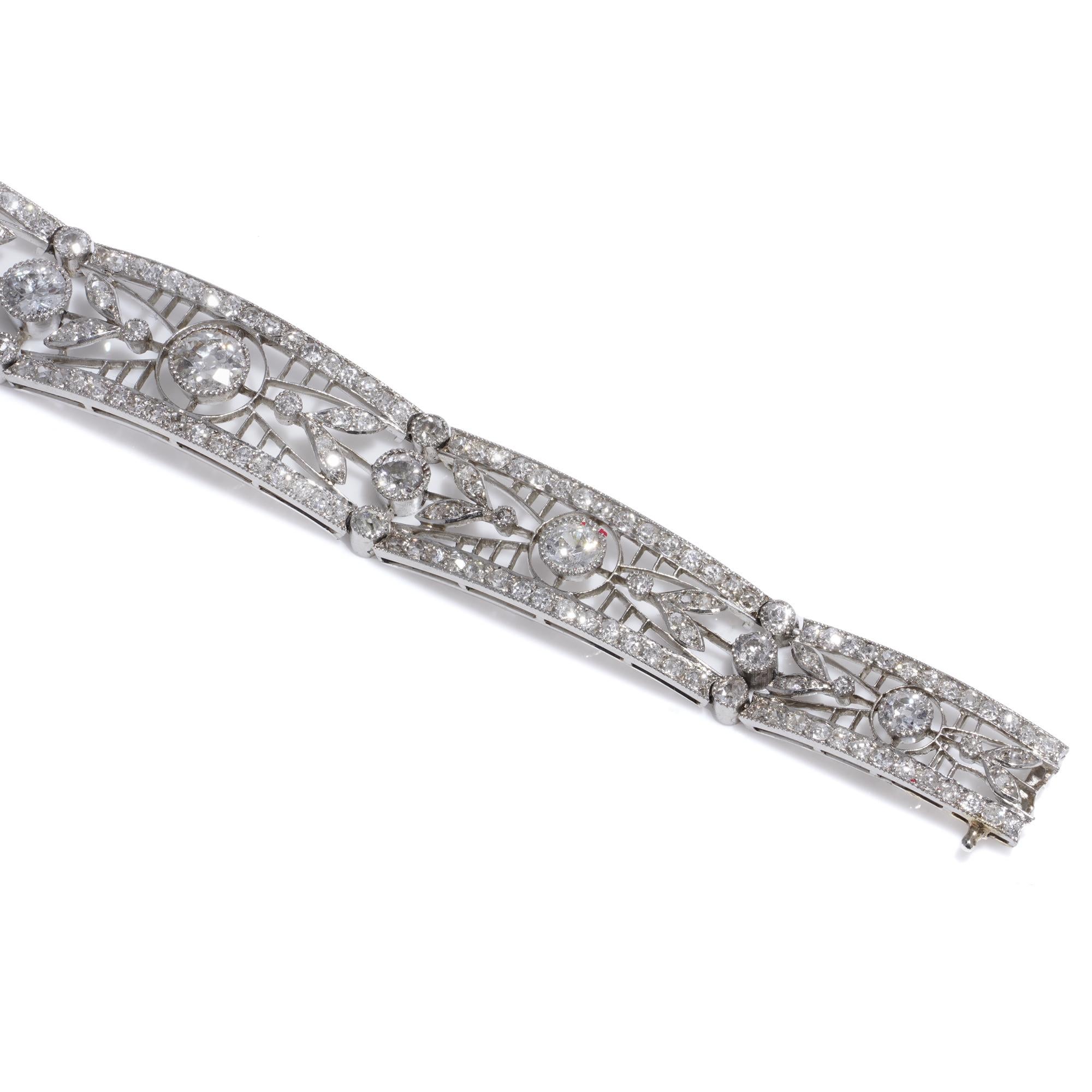 Belle Époque Platinum open-work link bracelet set with 4.15 cts of diamonds  For Sale 1