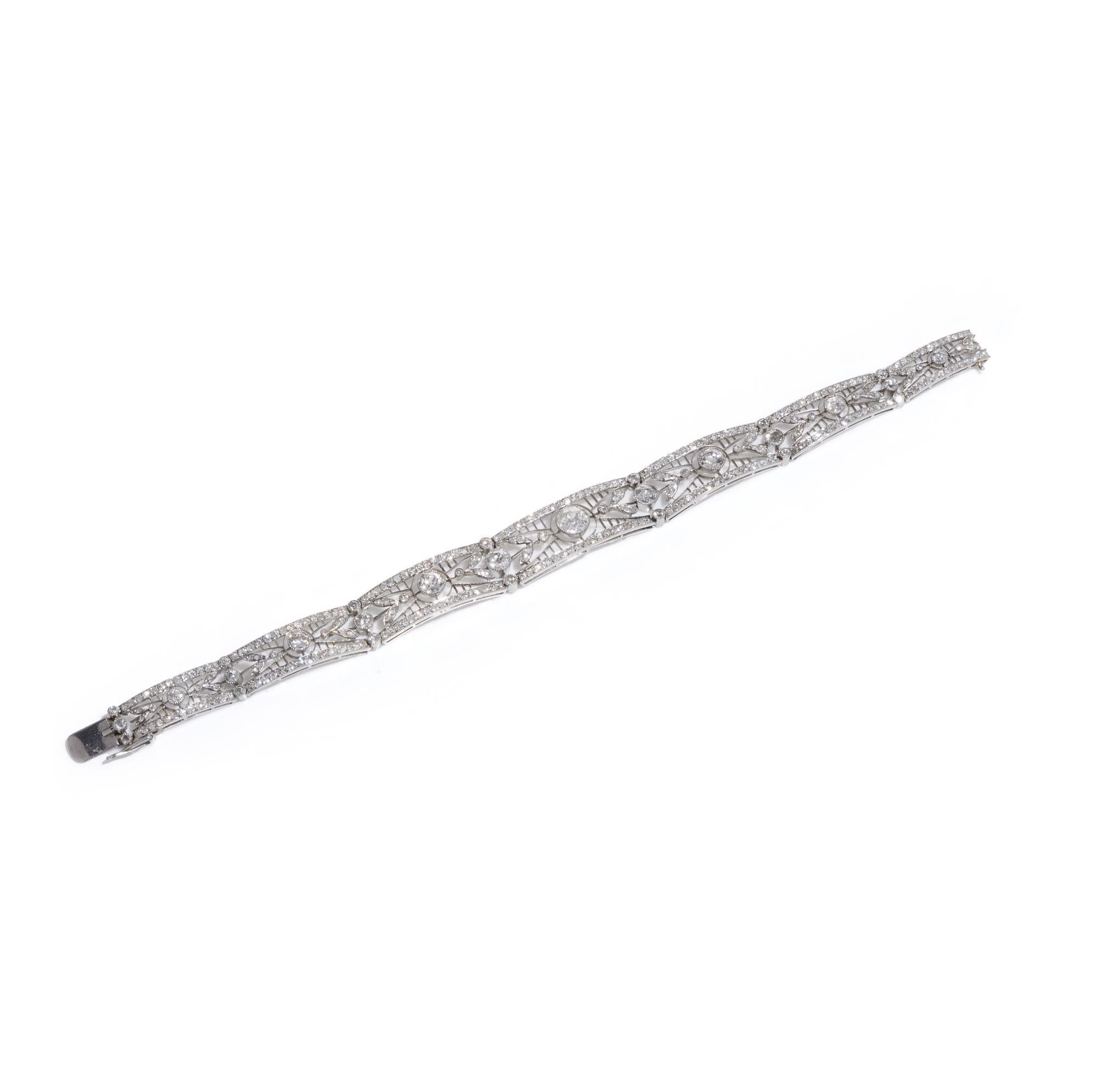 Belle Époque Platinum open-work link bracelet set with 4.15 cts of diamonds  For Sale 3