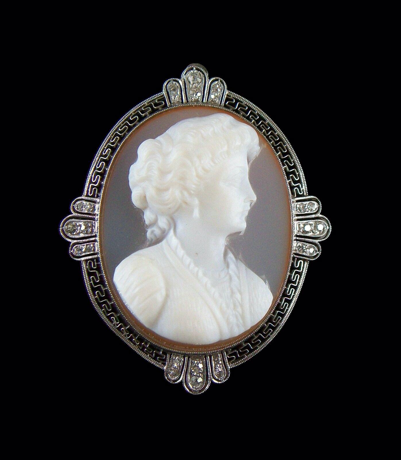 Belle Époque Platinum & Sardonyx Cameo Brooch/Pendant w/ Diamonds, 20th Century For Sale 6