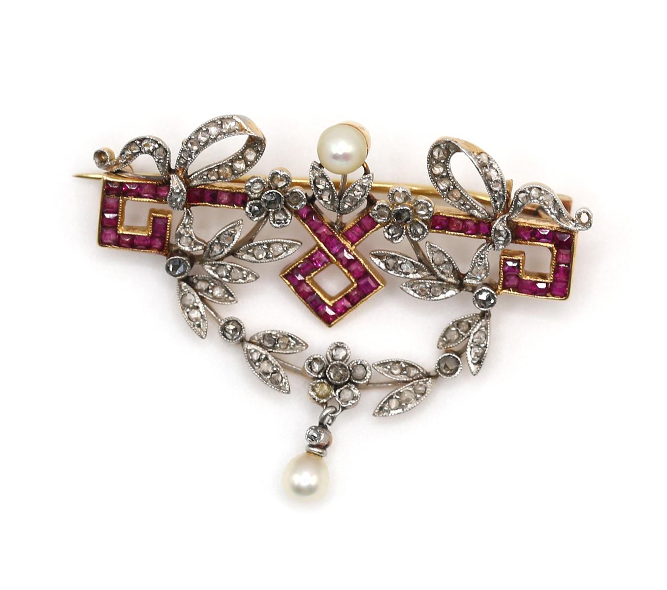 Femenino o masculino Belle Epoque Rubíes Perlas Diamantes talla rosa Broche Colgante, 1900 en venta