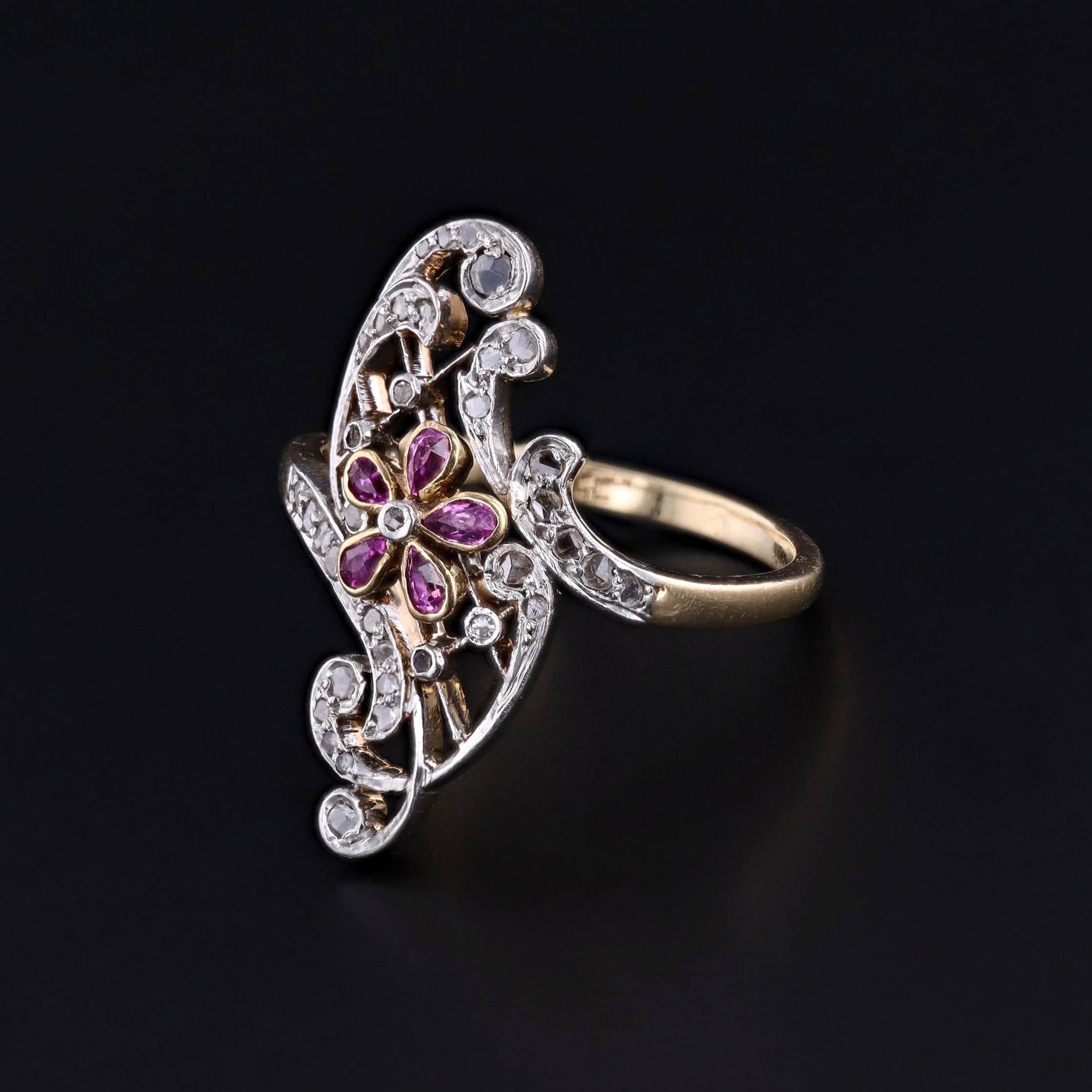 Bague fleur en or 18k, rubis et diamants, Belle Époque (c. 1890-1900)

Bijou romantique de la Belle Époque (vers 1890-1900), cette bague française ancienne présente une fleur de rubis vibrante entourée d'un éventail de diamants étincelants, le tout