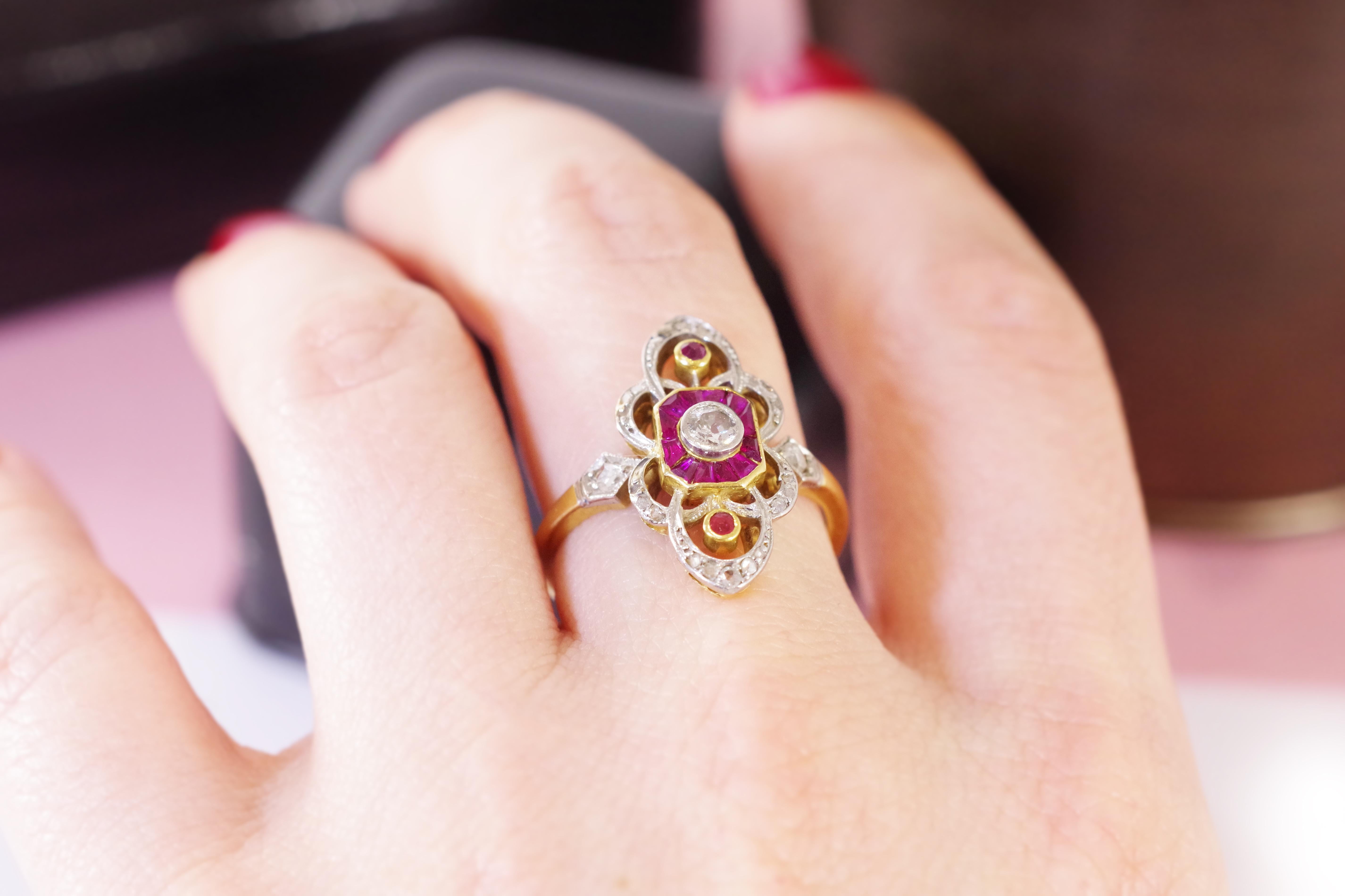 Belle Epoque ruby diamond ring in yellow gold 18 karats and platinum. Charming poly-lobed ring centered with  an old cut diamond in an octagonal setting of twelve calibrated rubies. Around this motif, a set of twenty rose-cut diamonds is arranged on