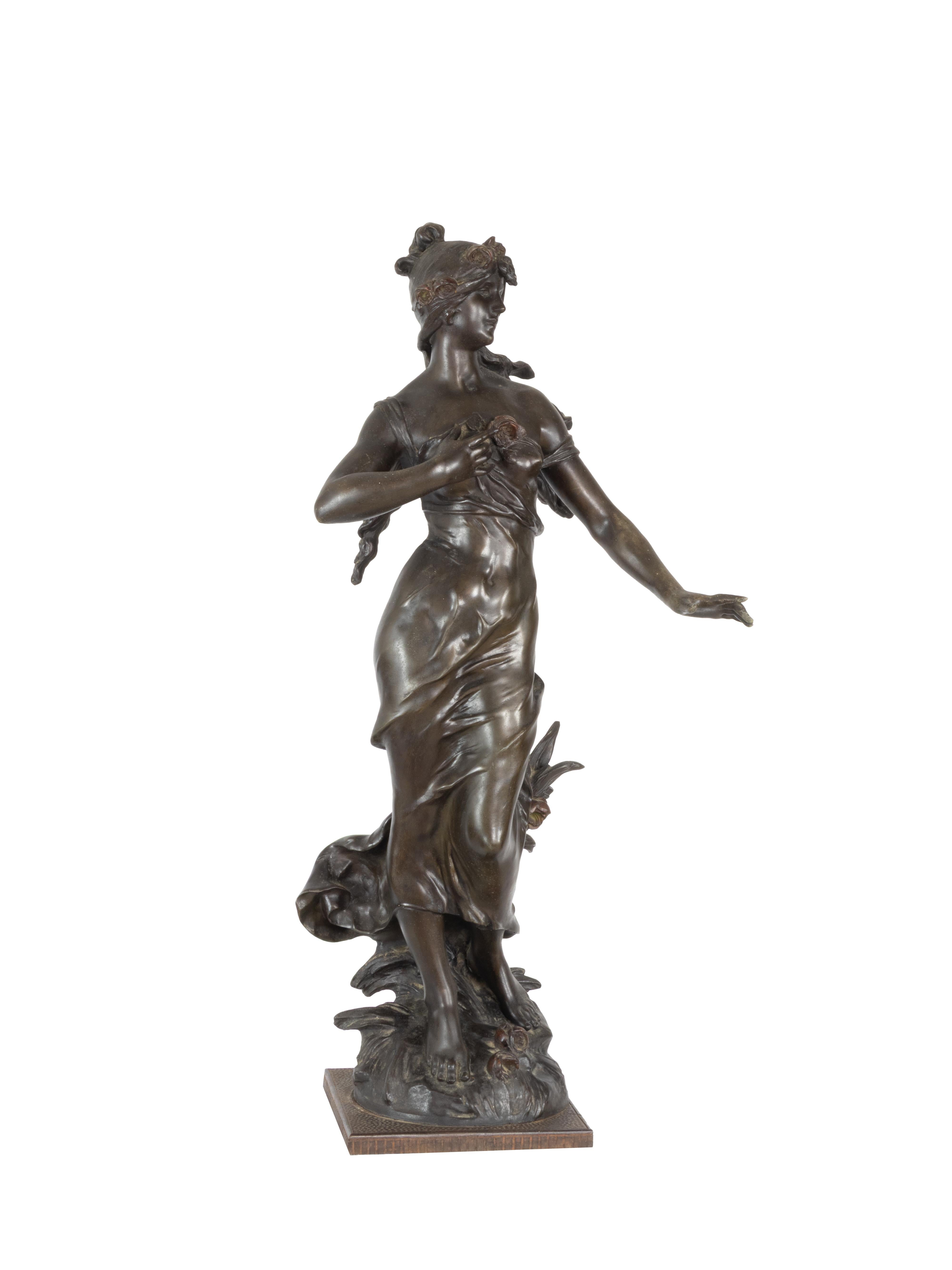 Diese Belle-Époque-Skulptur des französischen Künstlers Auguste Moreau (1834-1917) stellt eine romantische Frauenfigur in Bewegung dar, deren Ausdruck heiter und poetisch ist. 
Die Figur mit dem Titel 