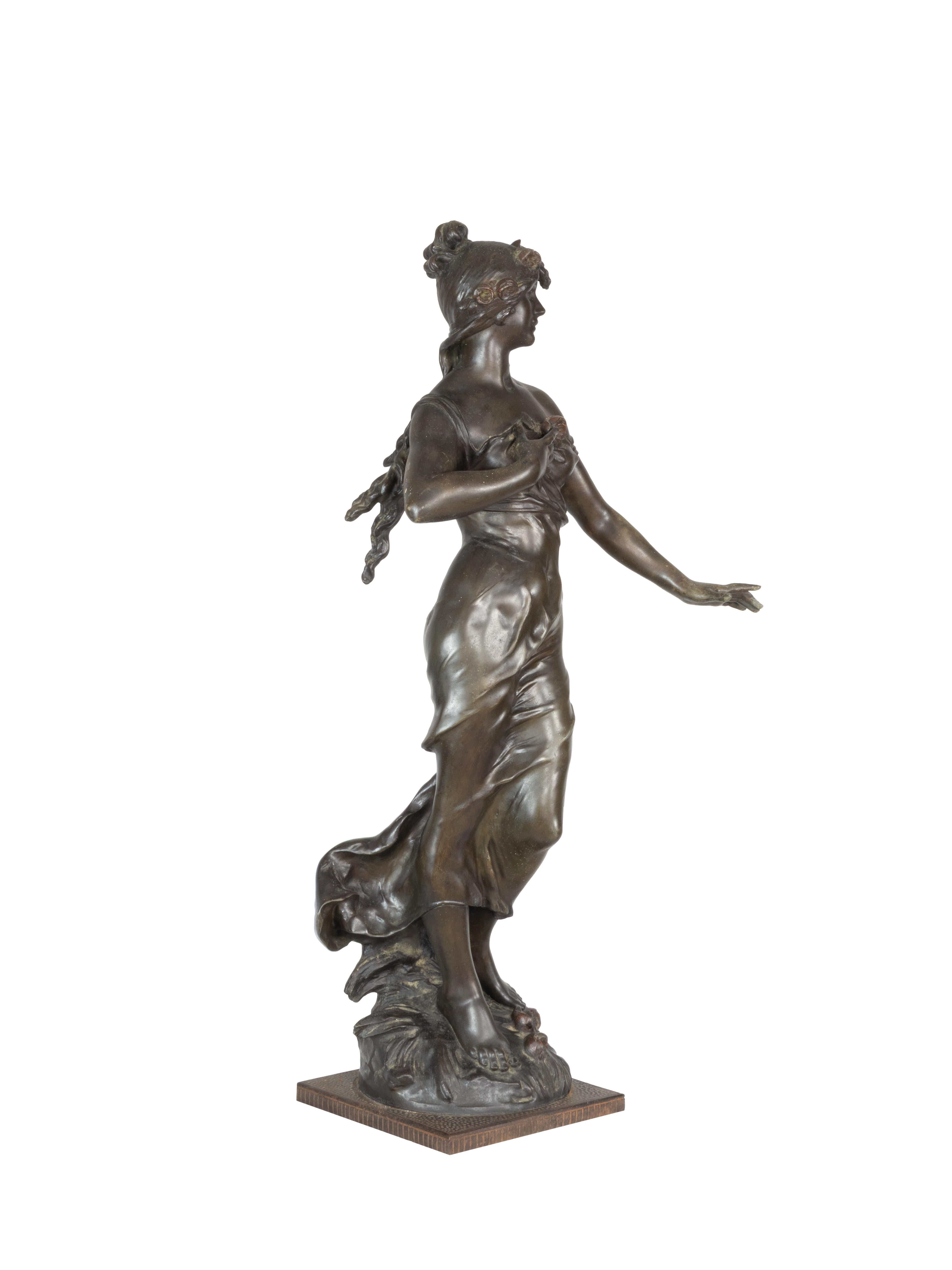 Belle-Époque-Skulptur, Frau mit Rosen von Aug. Moreau, 19. Jahrhundert (Belle Époque) im Angebot