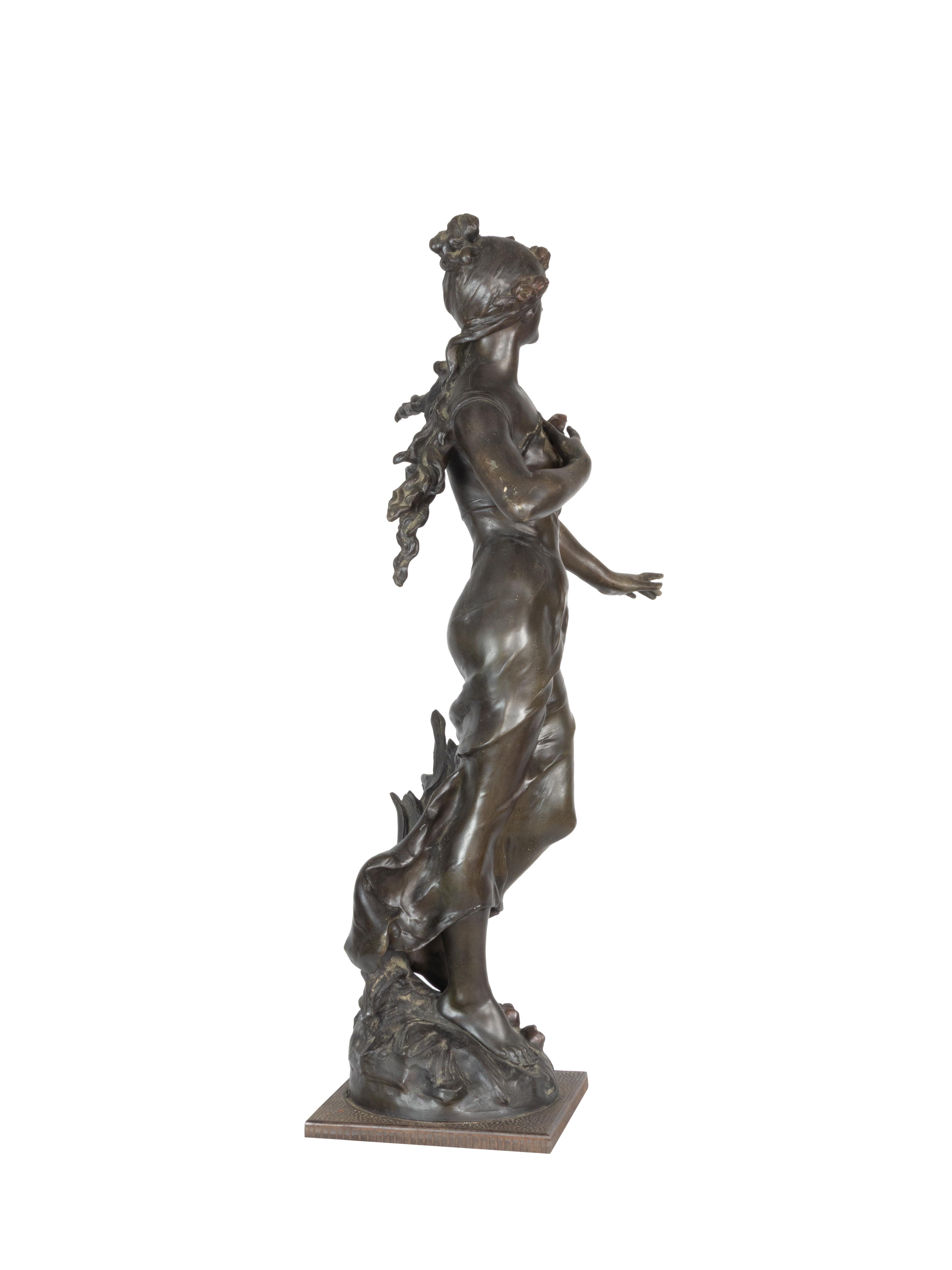 Belle-Époque-Skulptur, Frau mit Rosen von Aug. Moreau, 19. Jahrhundert (Französisch) im Angebot