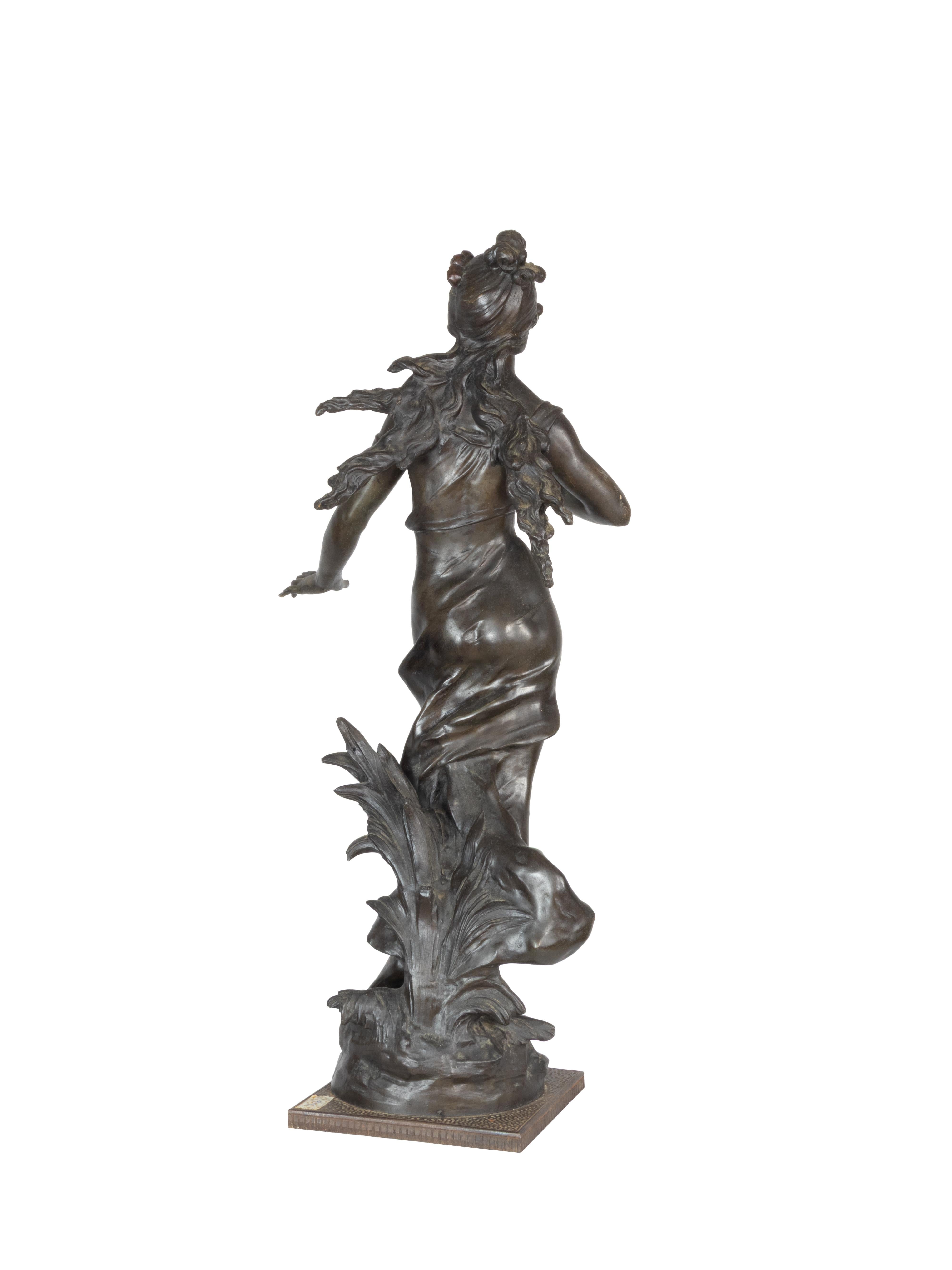 Belle-Époque-Skulptur, Frau mit Rosen von Aug. Moreau, 19. Jahrhundert (Gegossen) im Angebot