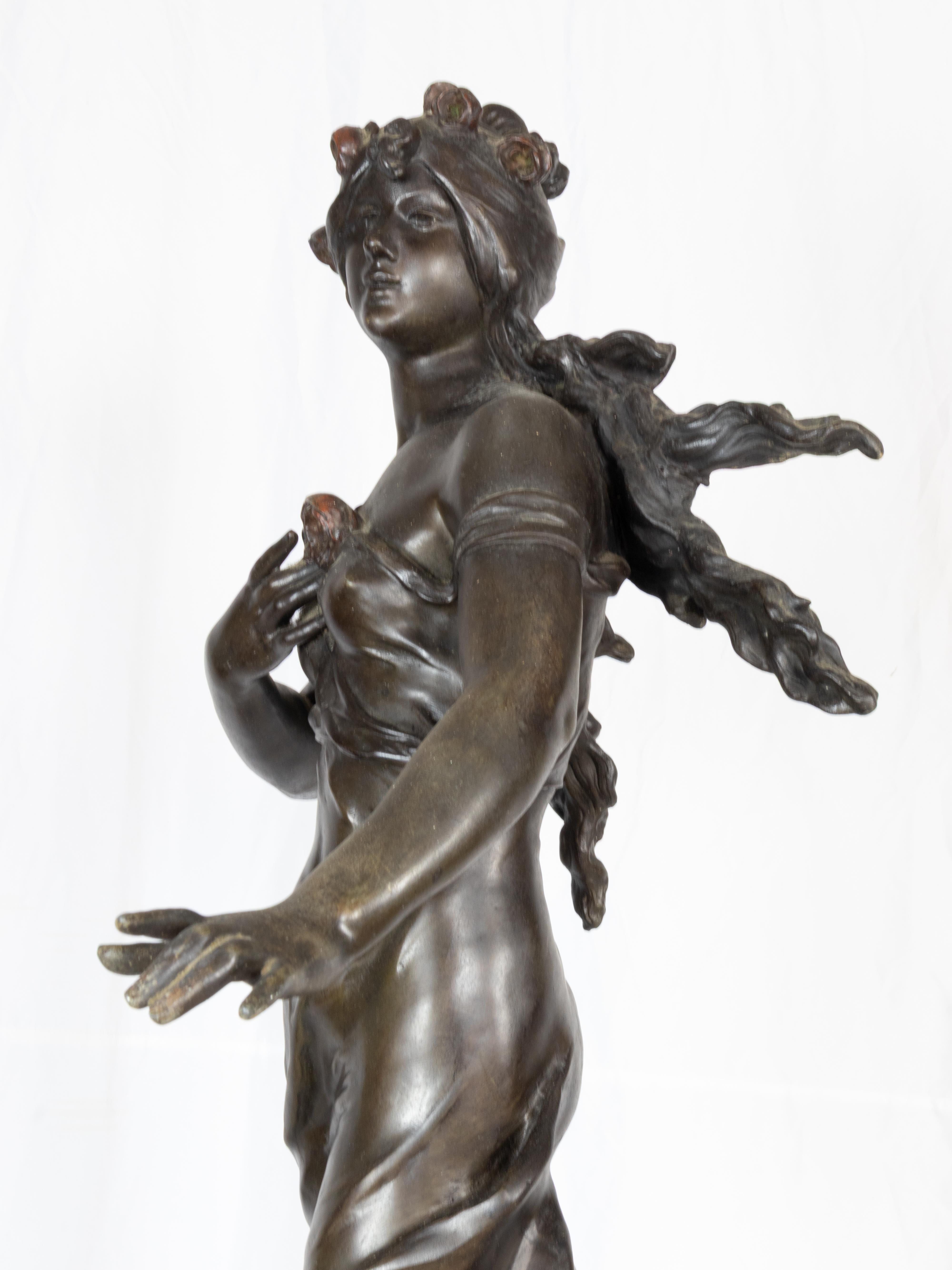 Belle-Époque-Skulptur, Frau mit Rosen von Aug. Moreau, 19. Jahrhundert (Zink) im Angebot