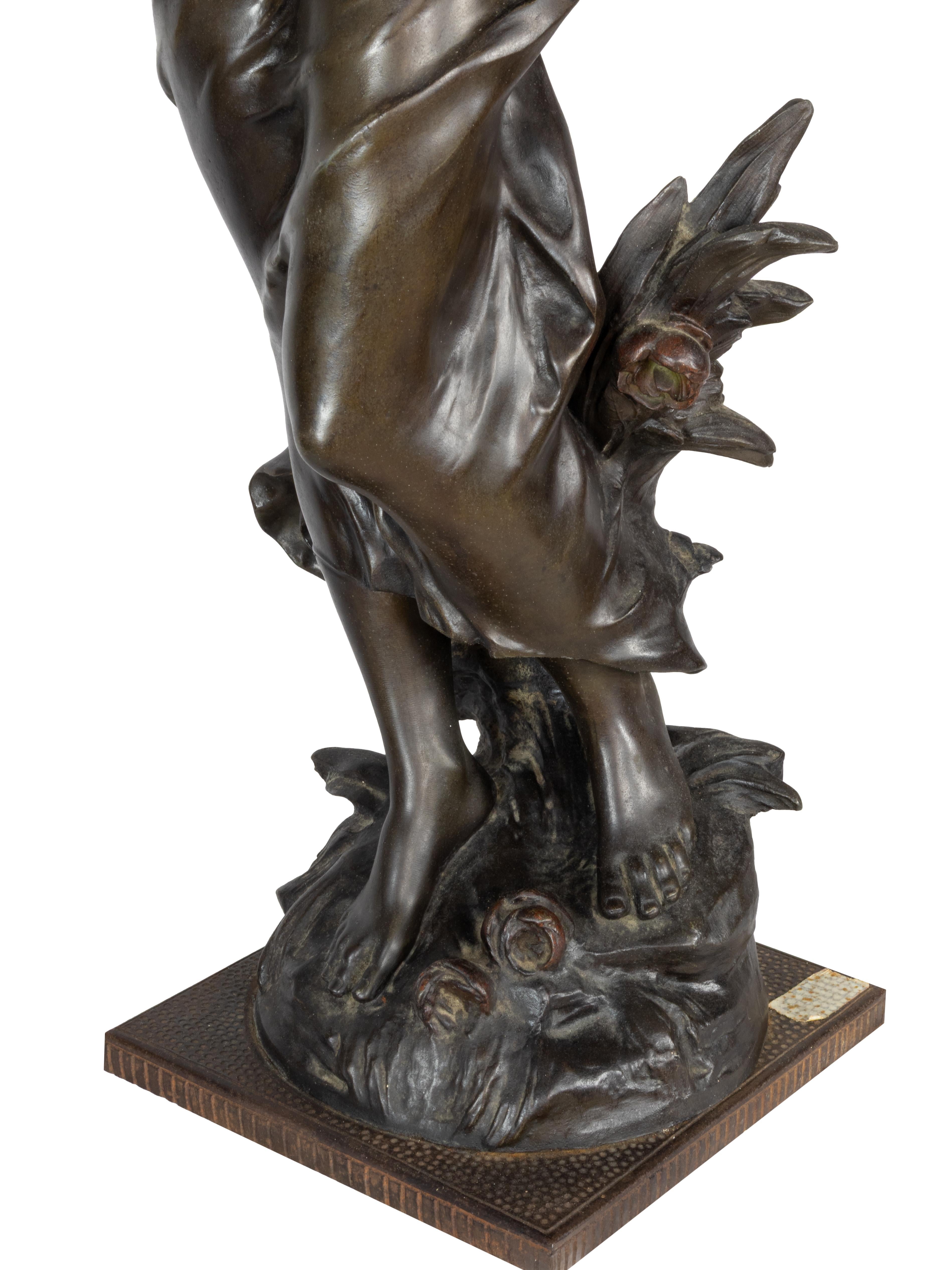 Belle-Époque-Skulptur, Frau mit Rosen von Aug. Moreau, 19. Jahrhundert im Angebot 1