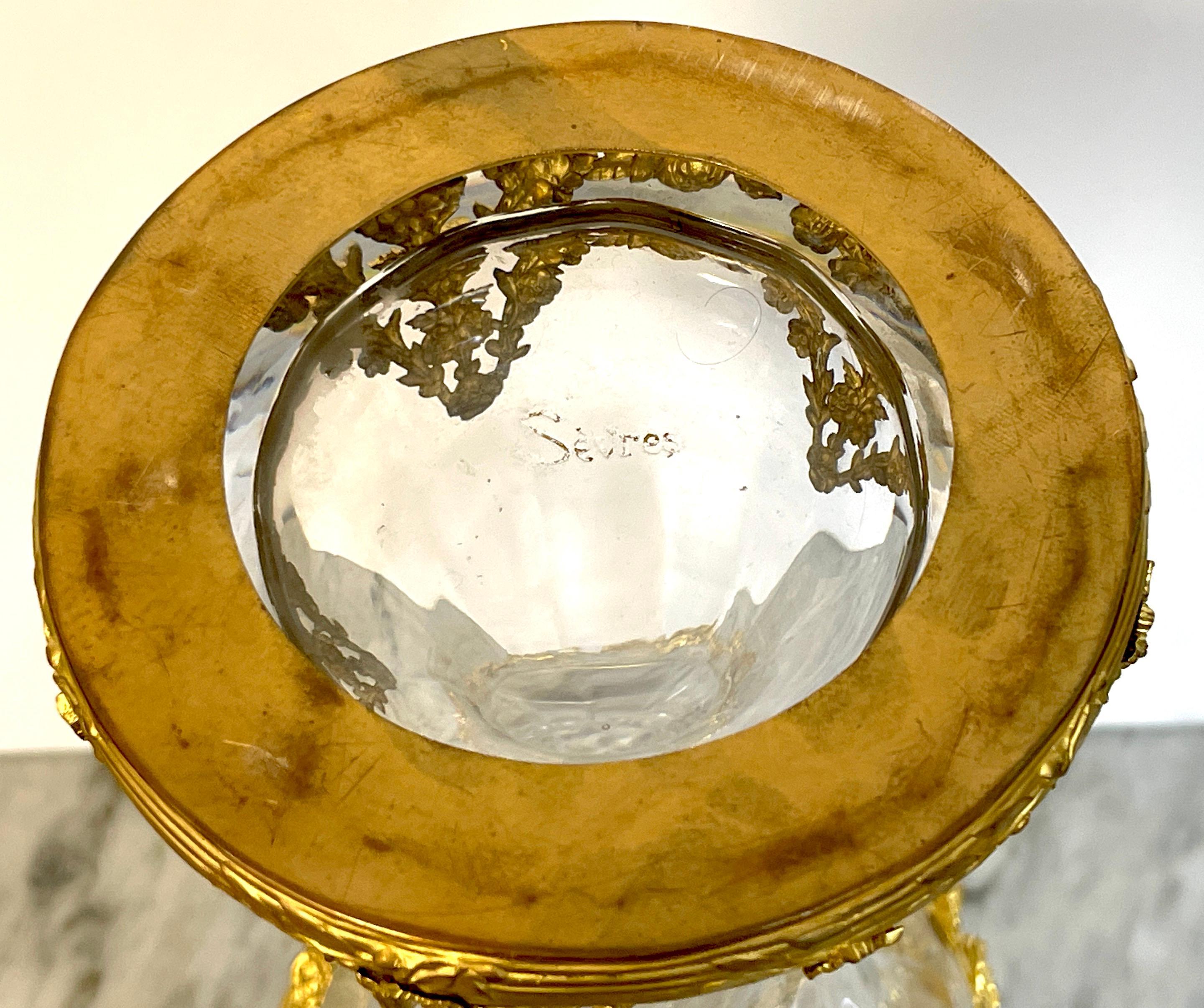 Grand vase signé Belle Époque en cristal de Sèvres monté sur bronze doré 3