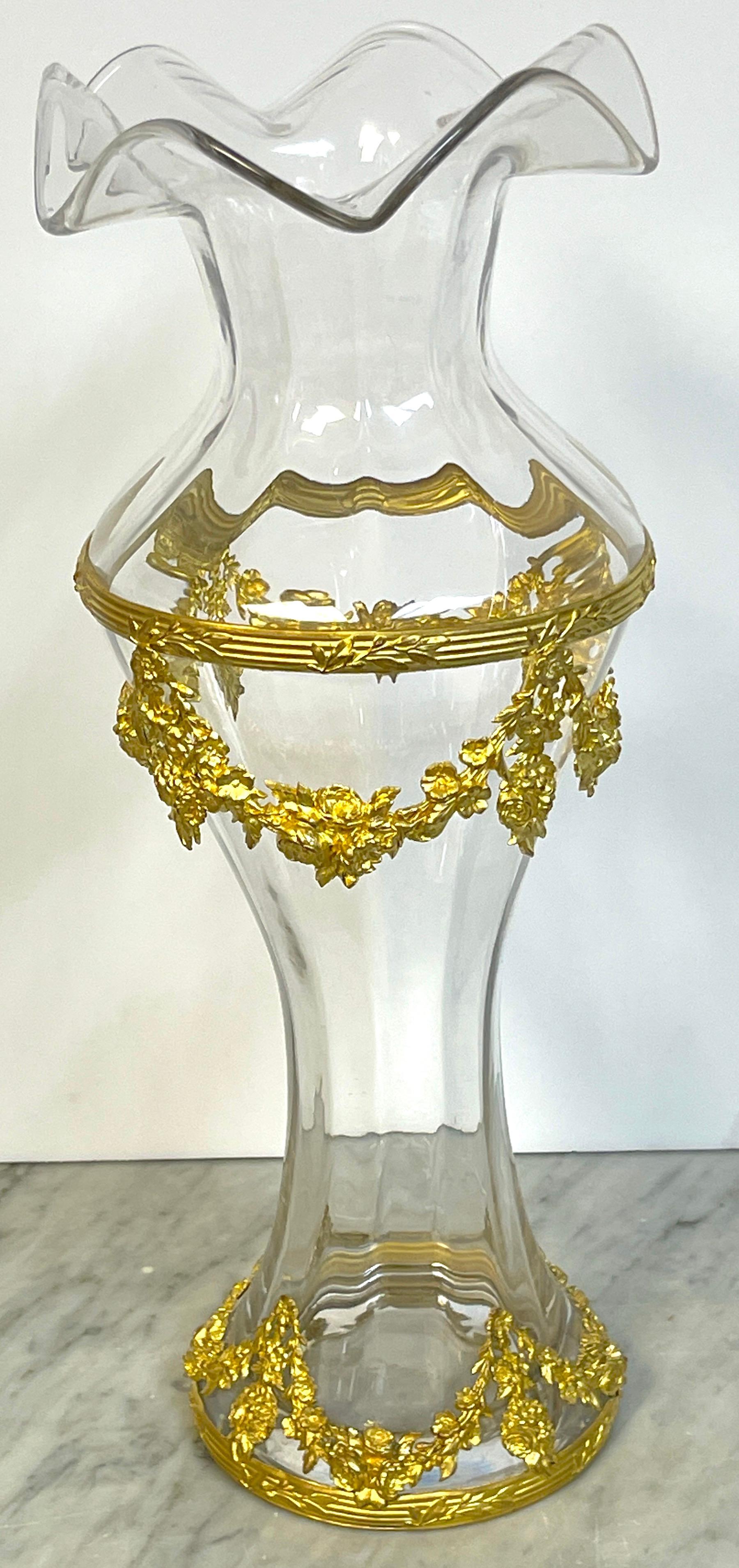 Grand vase en cristal de Sèvres signé Belle Époque, monté sur bronze doré
France, vers le début du 20e siècle

Voici un grand vase en cristal de Sèvres, signé Belle Époque et monté sur bronze doré, originaire de France et datant du début du XXe
