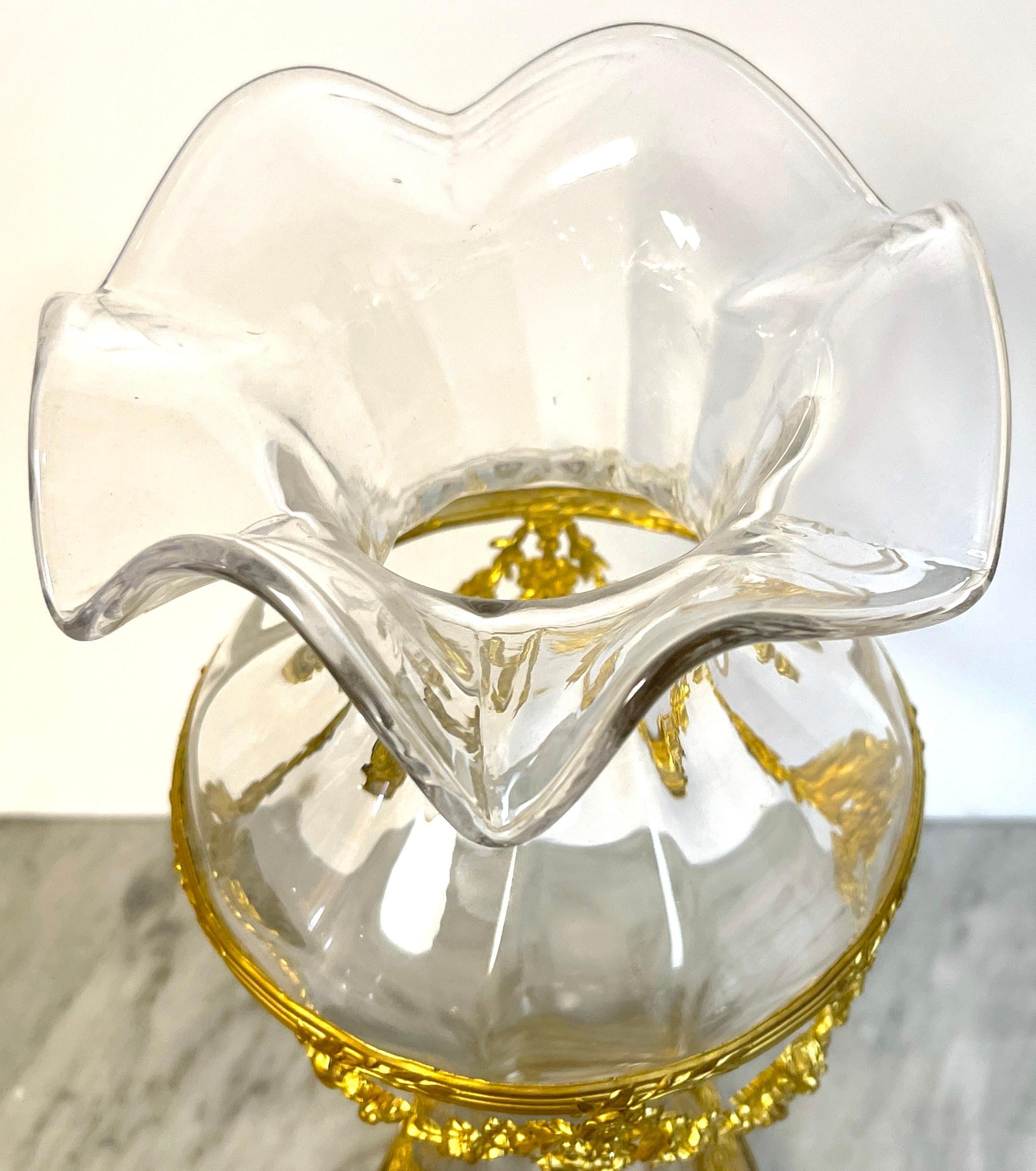 Français Grand vase signé Belle Époque en cristal de Sèvres monté sur bronze doré